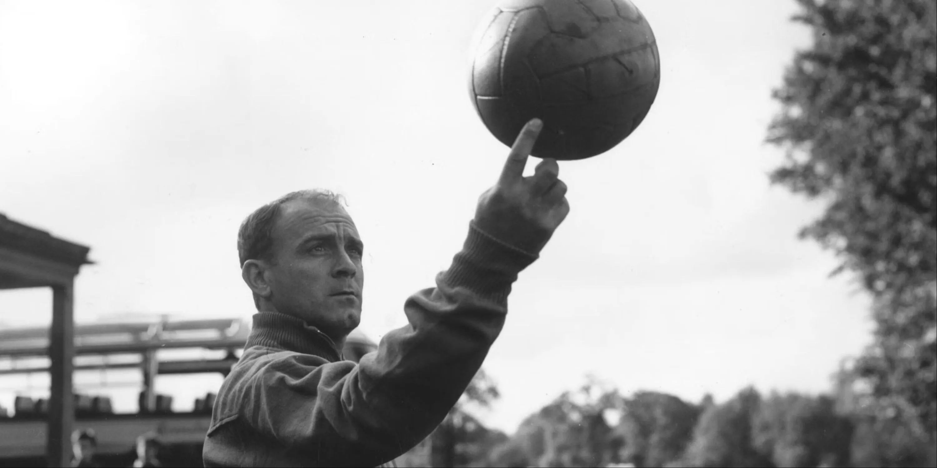 Alfredo Di Stefano cân bằng quả bóng trên ngón tay