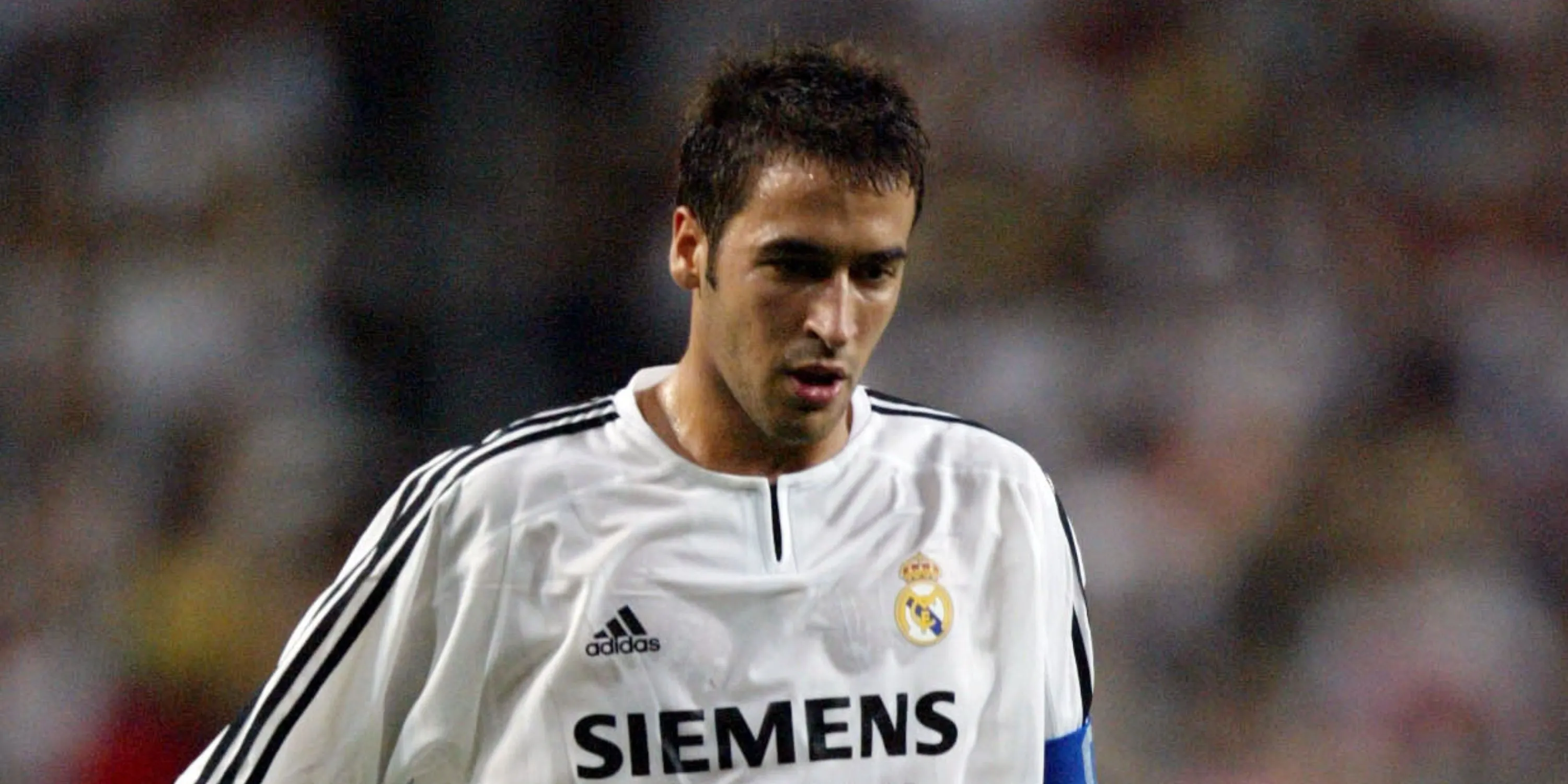 Biểu tượng Raul Gonzalez của Real Madrid với màn ăn mừng đặc trưng trong trận El Clasico