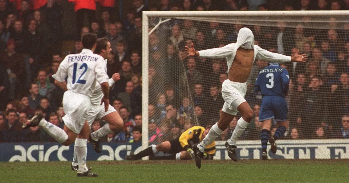 Brian Deane ăn mừng bàn thắng đầu tiên cho Leeds United trong trận đấu với Everton tại Elland Road ngày 17 tháng 3 năm 1996