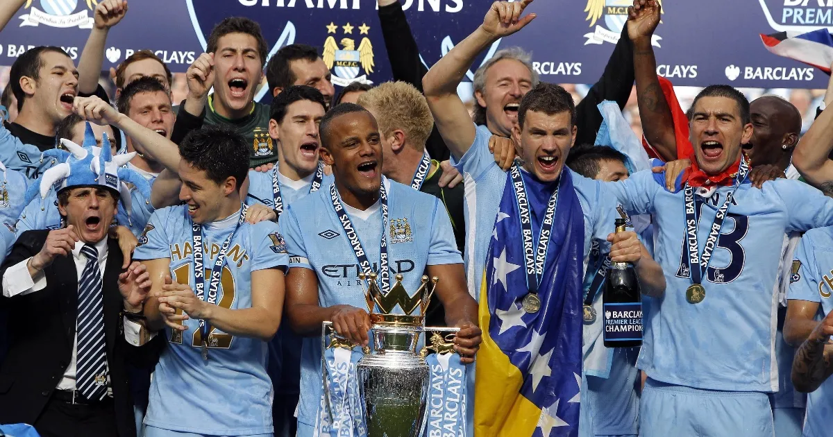 Các cầu thủ Manchester City ăn mừng chức vô địch Premier League năm 2012