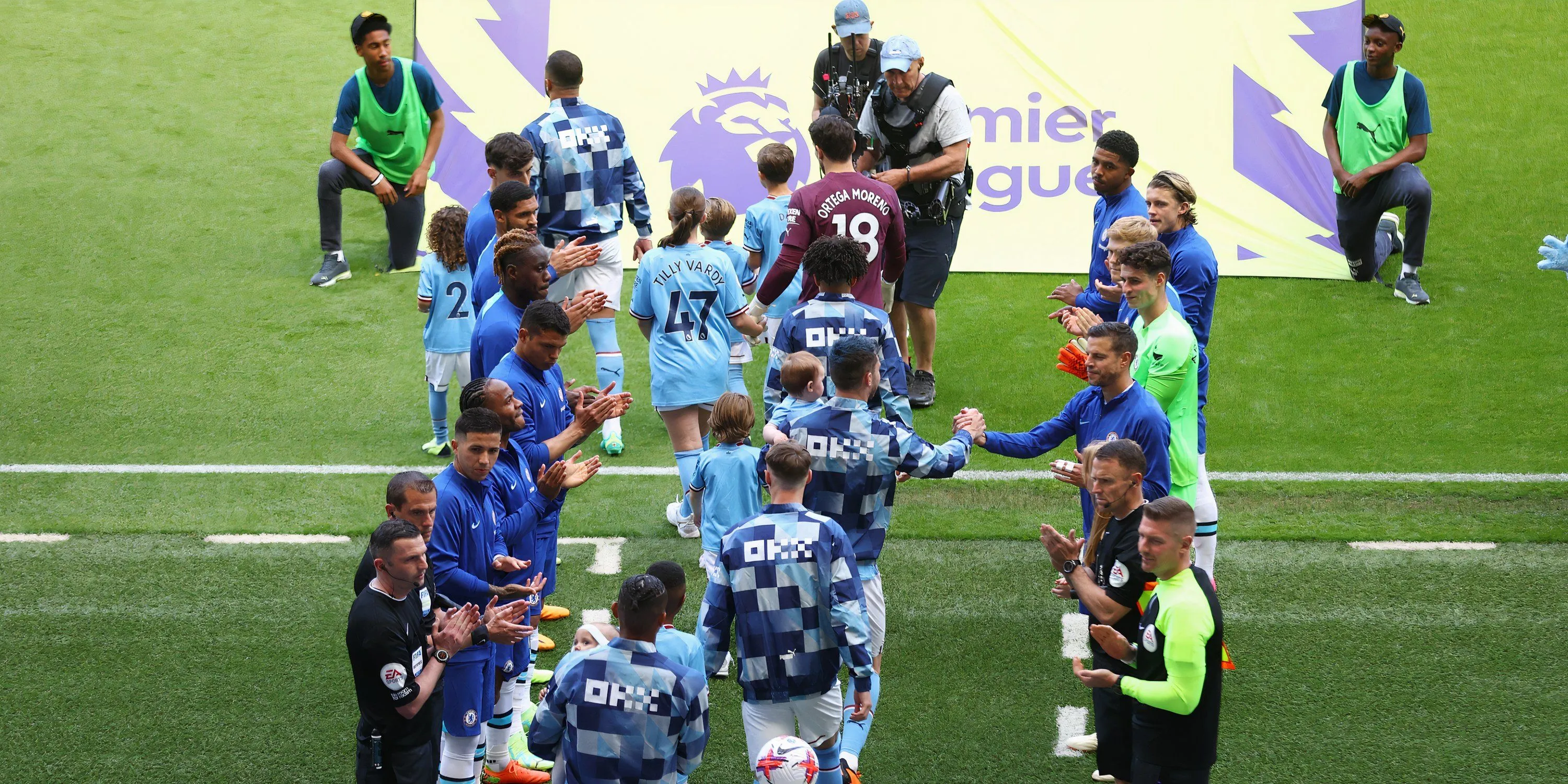Các cầu thủ xếp hàng thực hiện hàng rào danh dự tại một trận đấu Premier League