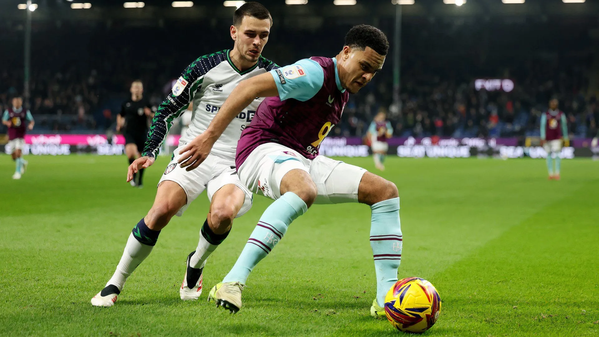 CJ Egan-Riley thi đấu năng nổ cho Burnley ở Championship