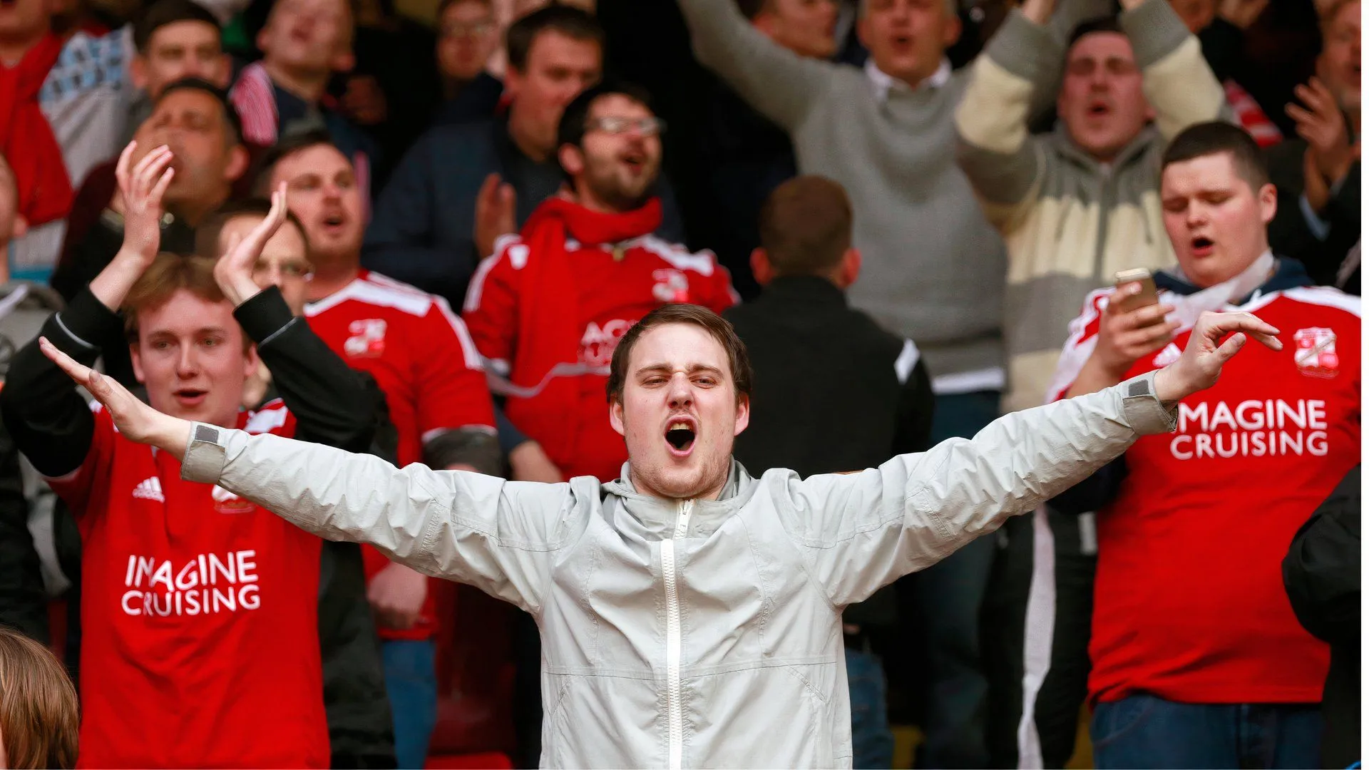 Cổ động viên Swindon Town cổ vũ nhiệt tình trên khán đài
