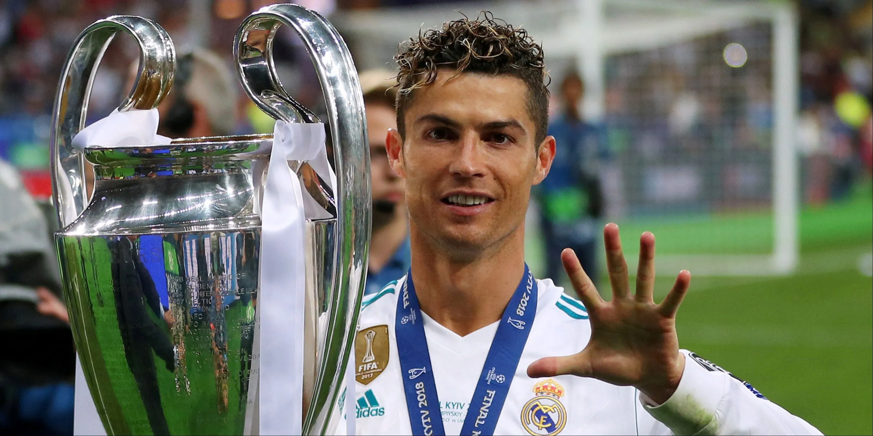 Cristiano Ronaldo nâng cao chiếc cúp Champions League cùng Real Madrid