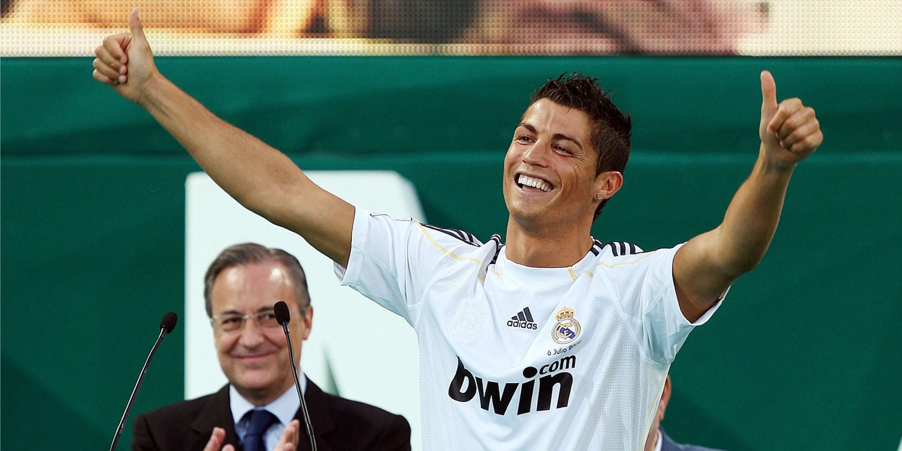 Cristiano Ronaldo trong buổi ra mắt hoành tráng tại sân vận động Santiago Bernabeu của Real Madrid