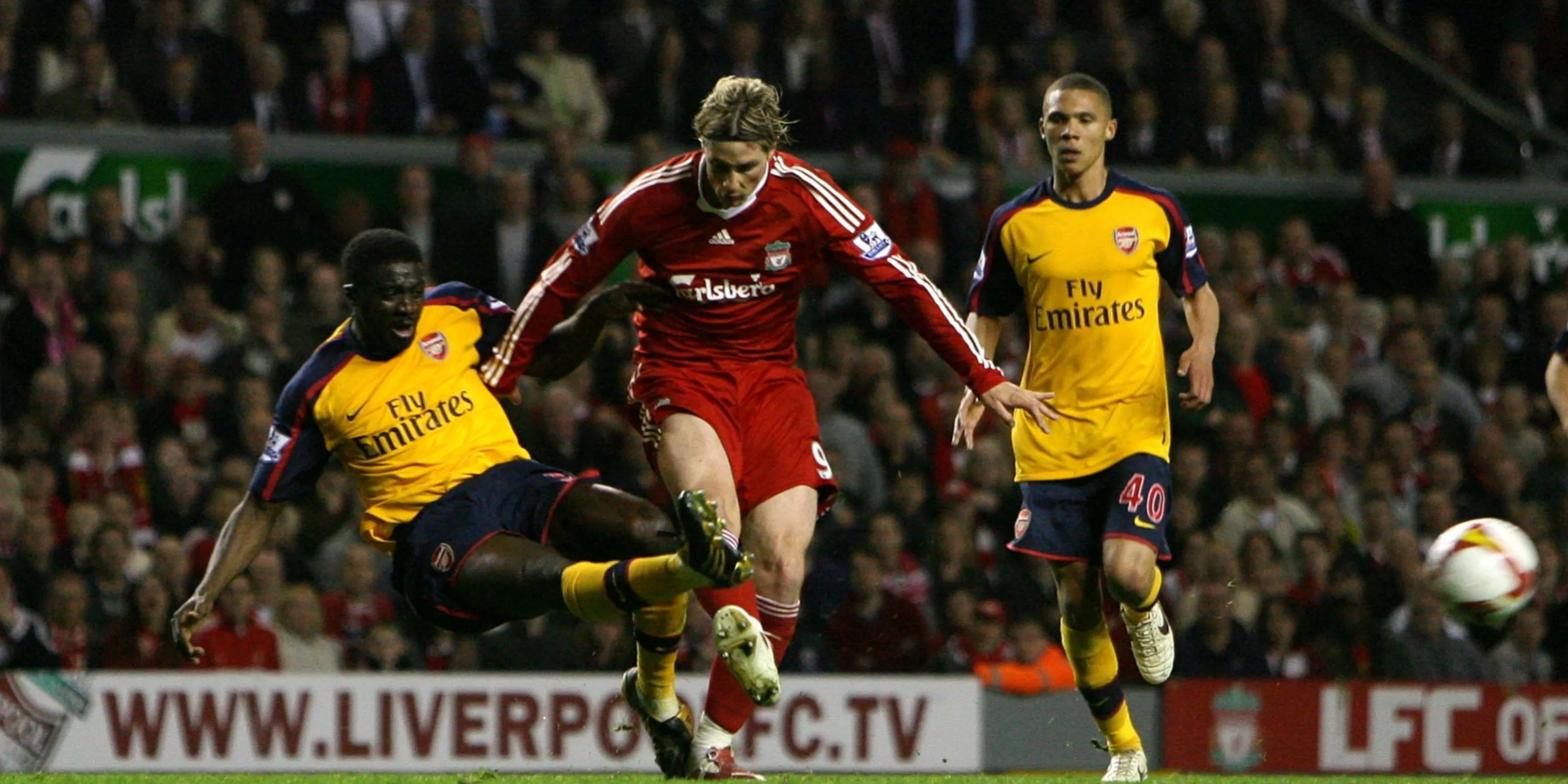 Fernando Torres của Liverpool tranh chấp quyết liệt với Kolo Toure của Arsenal