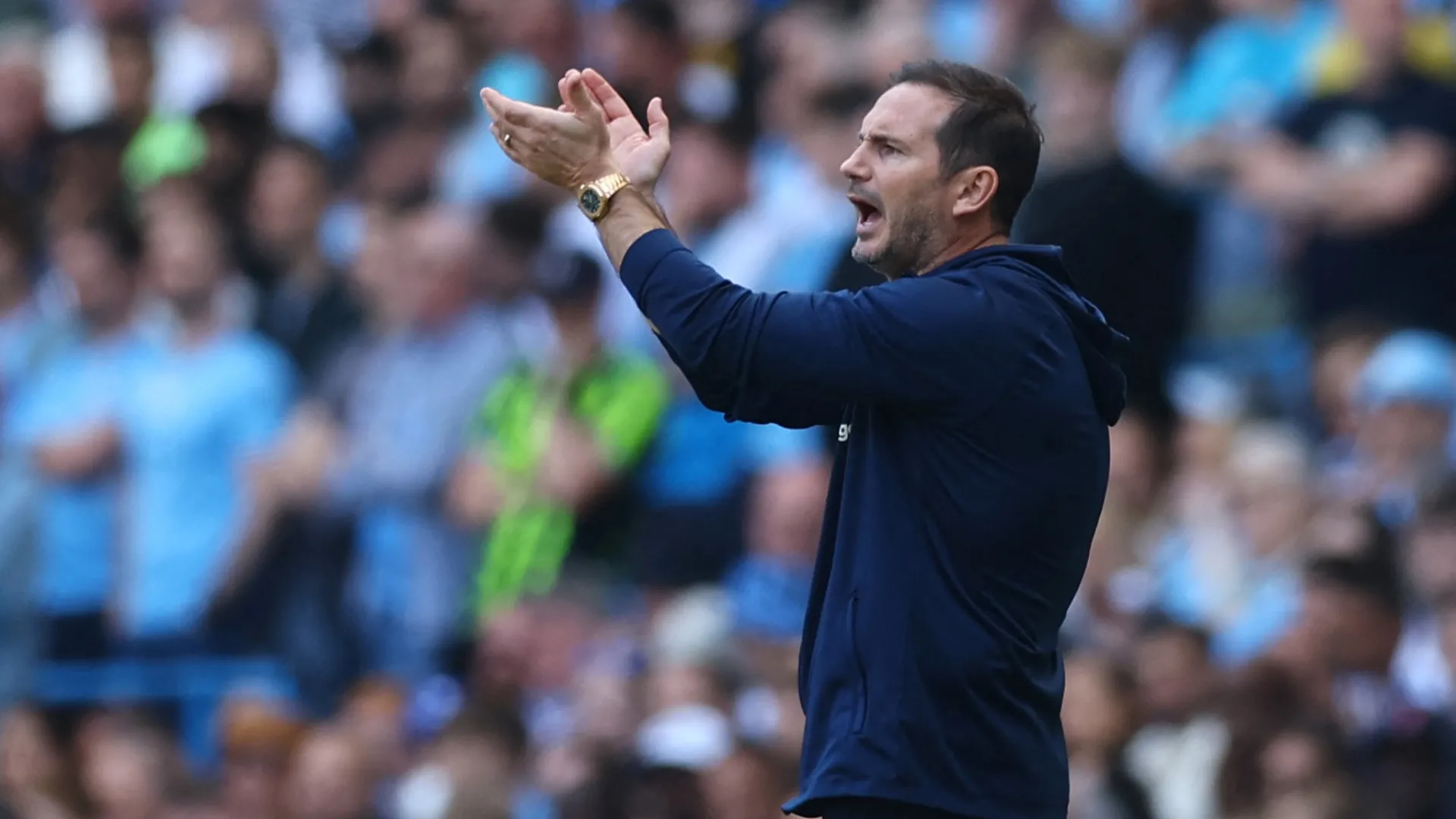Frank Lampard chỉ đạo trên sân, so sánh giai đoạn tại Derby và Coventry