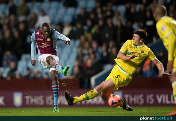 Harry Maguire (áo sọc) trong pha tranh chấp với Christian Benteke (áo đỏ) ở trận đấu FA Cup giữa Sheffield United và Aston Villa.