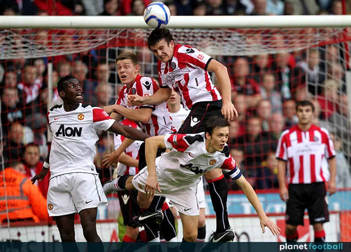 Harry Maguire trong màu áo đội trẻ Sheffield United, nơi anh tích lũy kinh nghiệm thi đấu chuyên nghiệp.