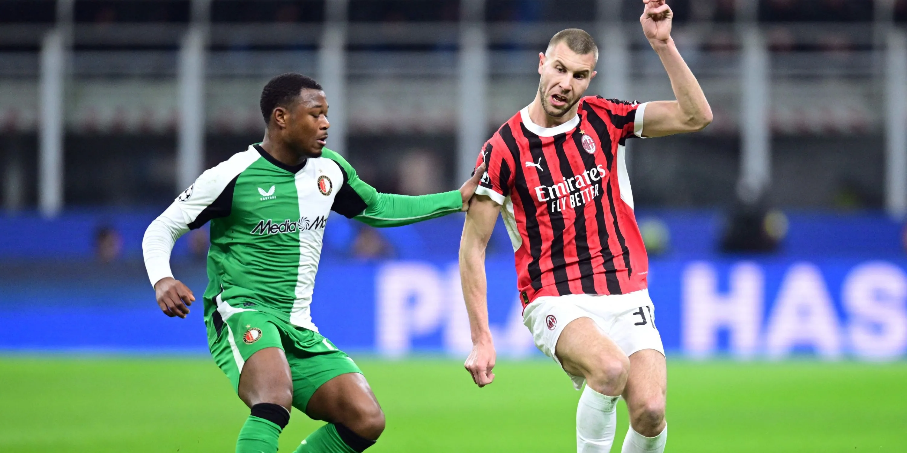 Hình ảnh cầu thủ Ze Pequeno và Redmond của Feyenoord
