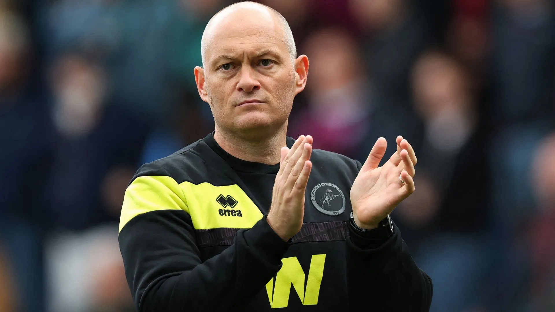 HLV Alex Neil chỉ đạo trận đấu của Millwall