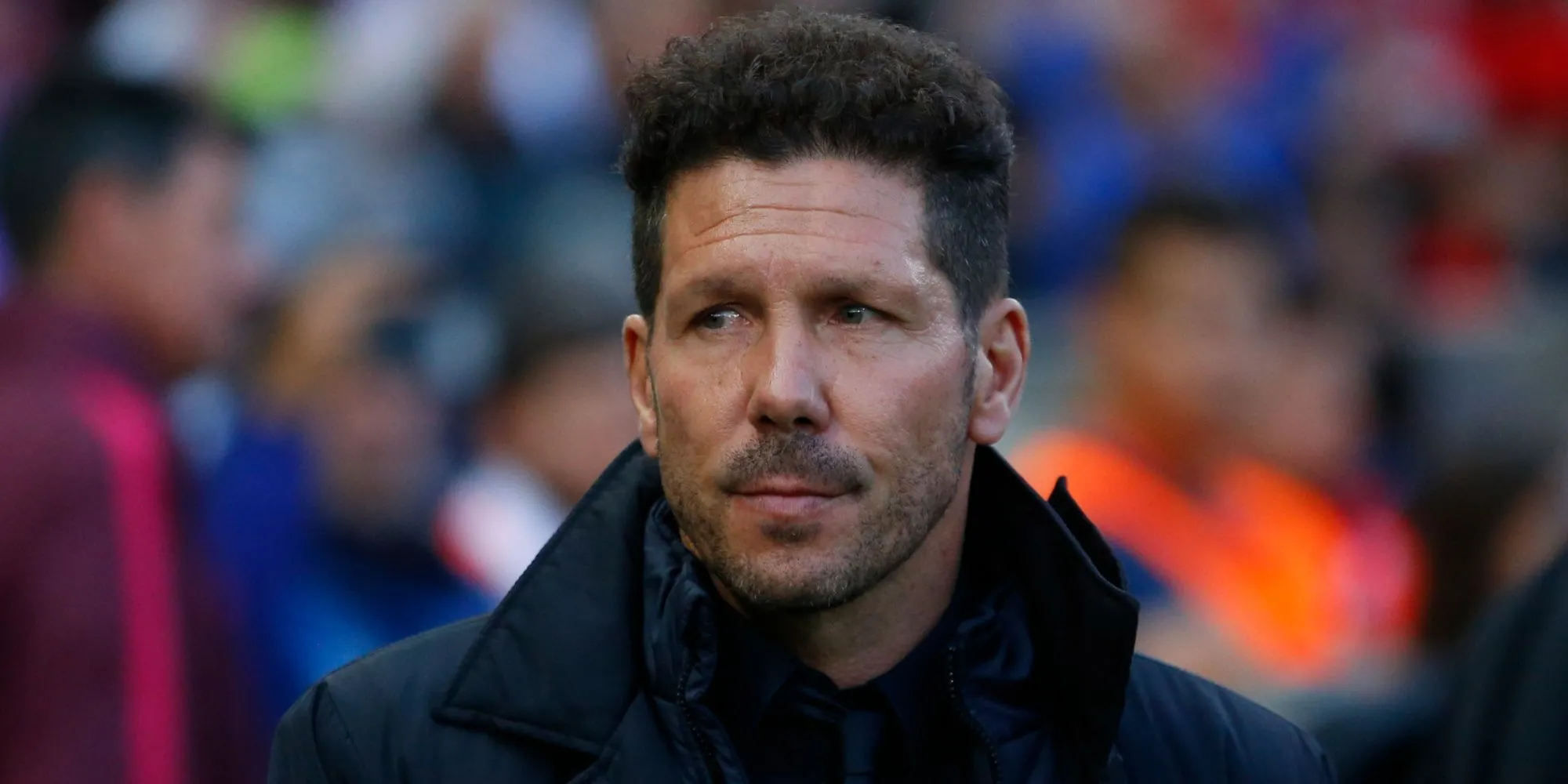HLV Atletico Madrid Diego Simeone đầy nhiệt huyết bên đường biên
