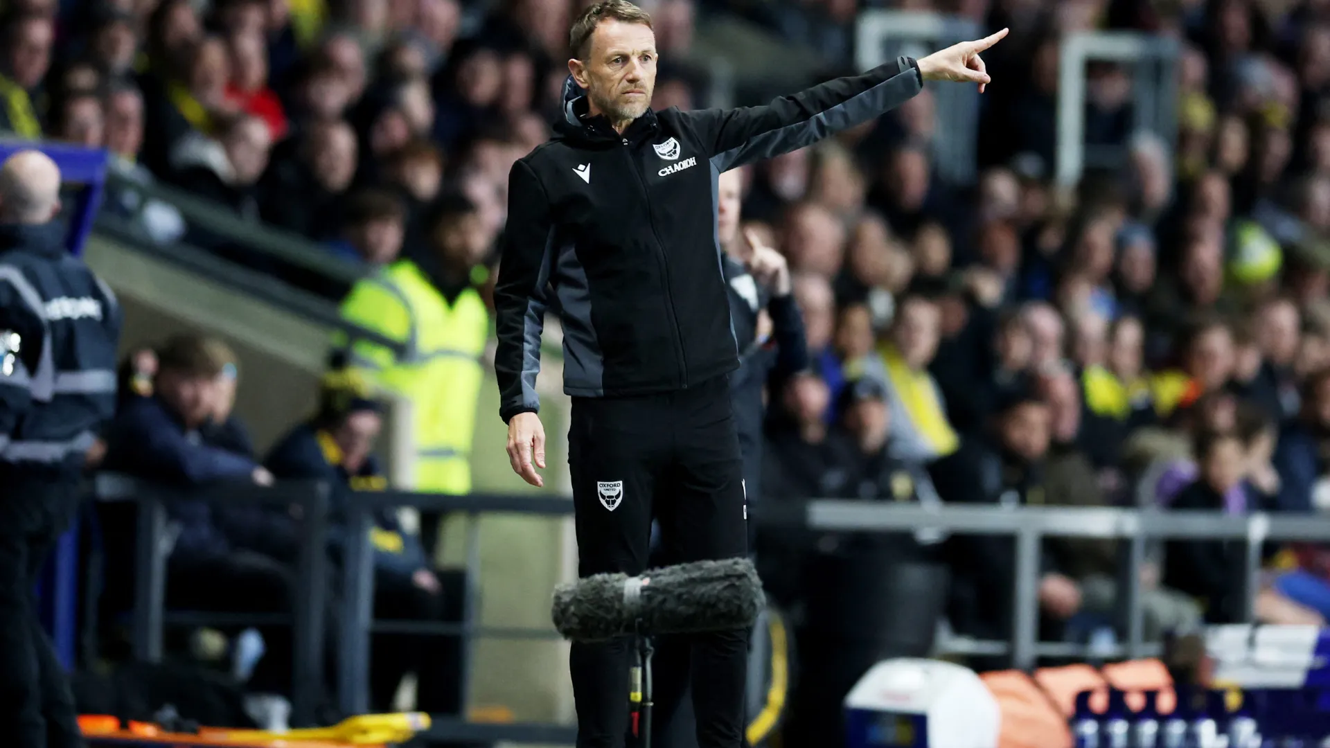 HLV Gary Rowett của Oxford United, người đã sử dụng Alex Matos ở vị trí số 10