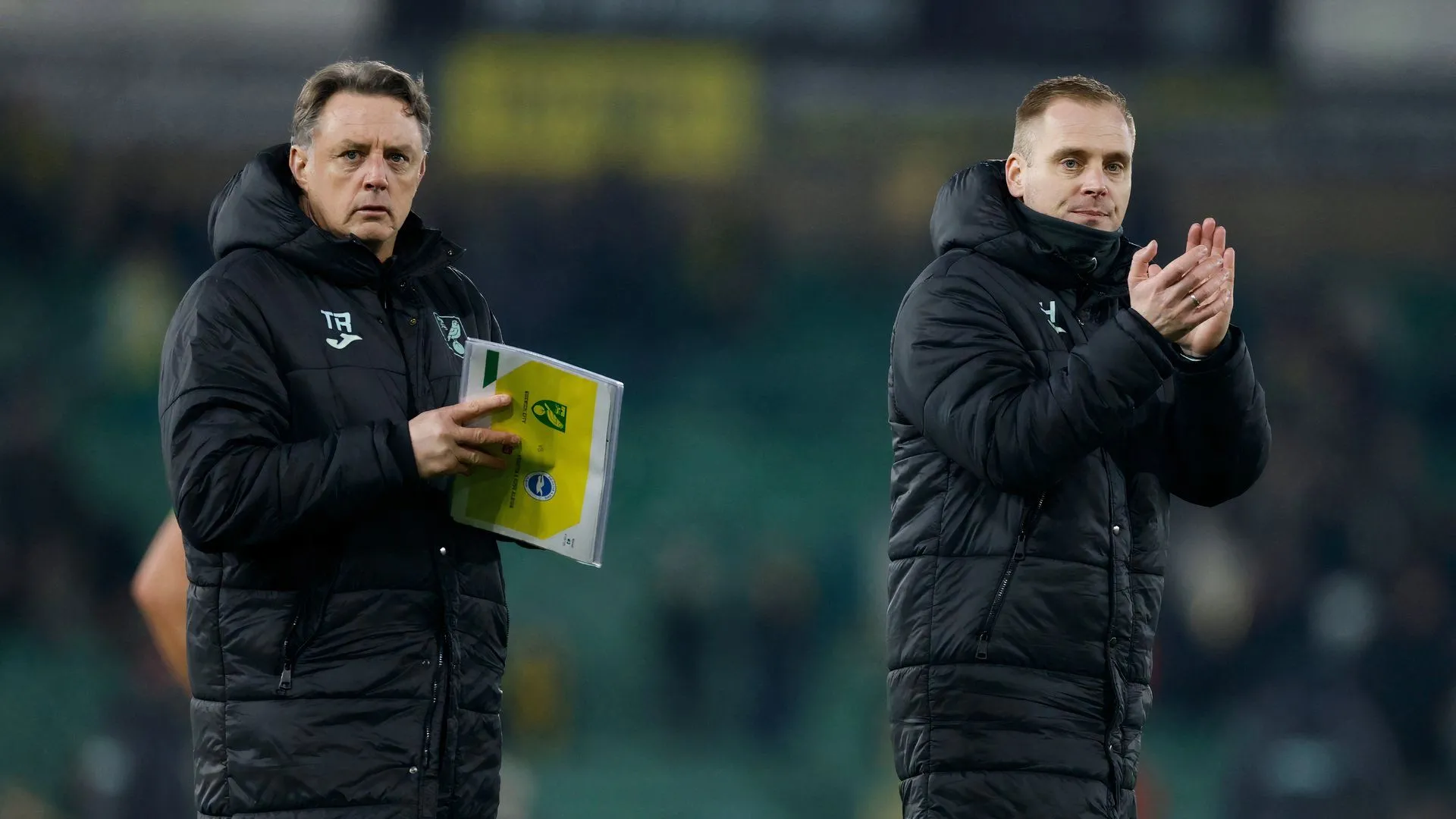 HLV Johannes Hoff Thorup vỗ tay cảm ơn người hâm mộ Norwich City