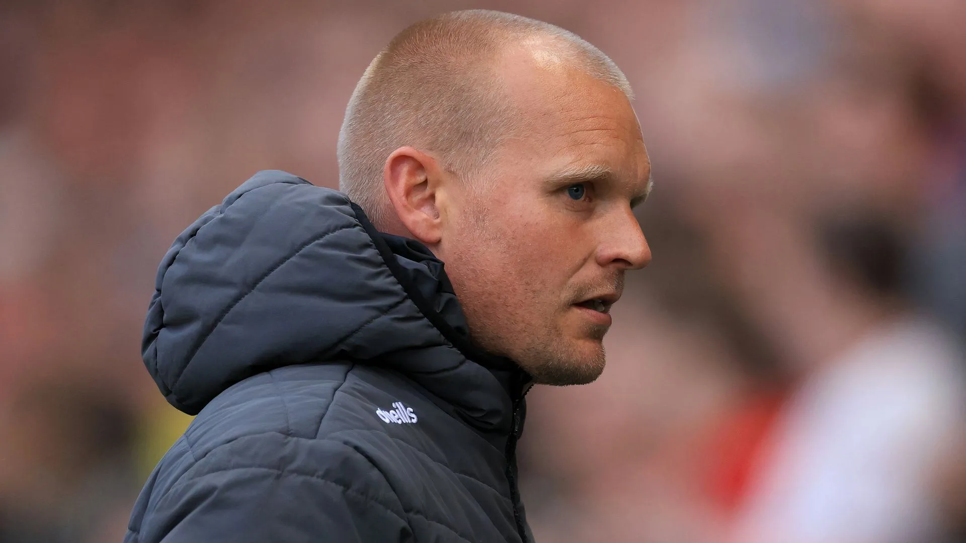 HLV Liam Manning trong trận đấu quan trọng tại vòng play-off Championship