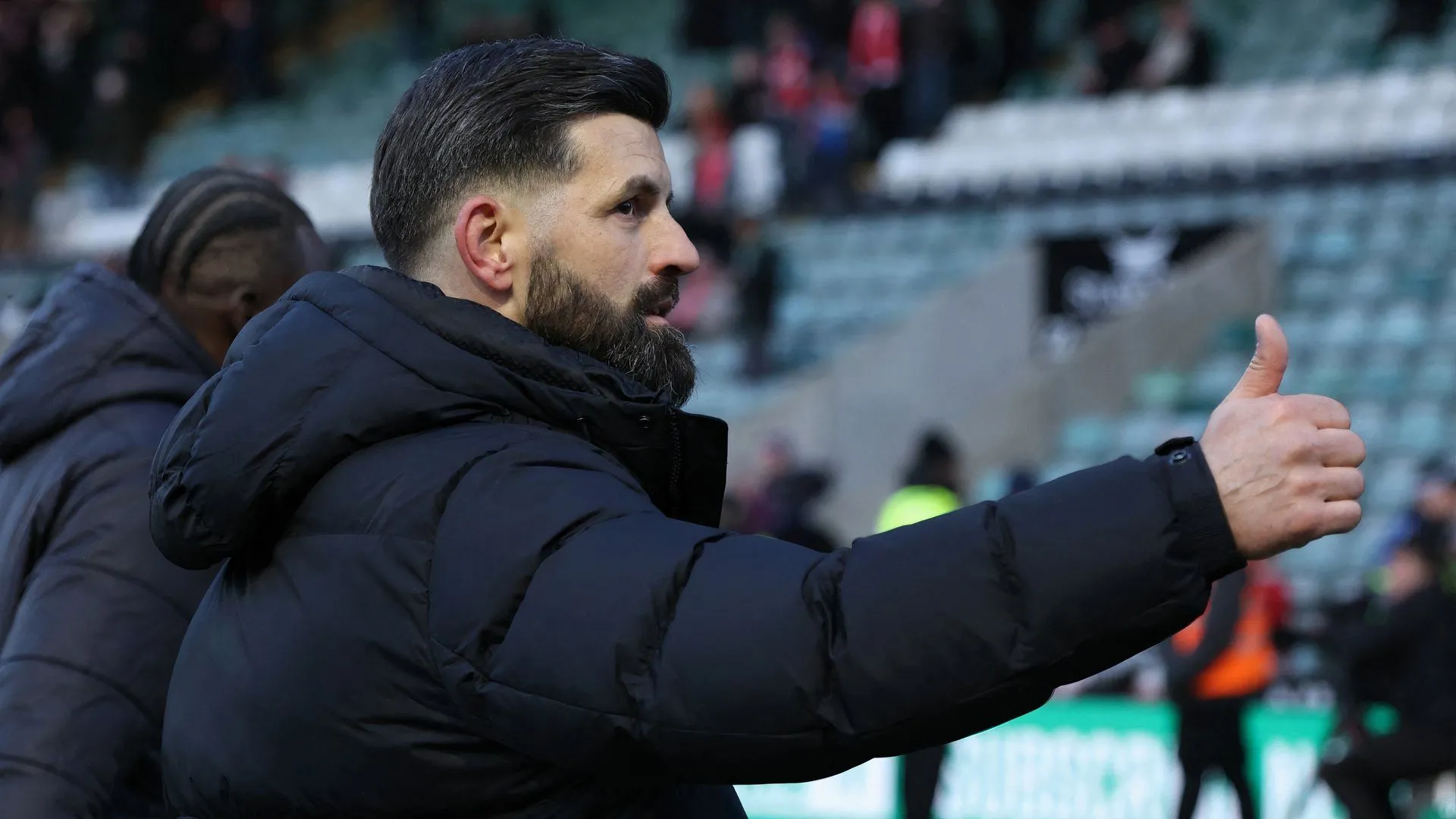 HLV Miron Muslic ăn mừng sau chiến thắng quan trọng của Plymouth Argyle trước Liverpool tại FA Cup
