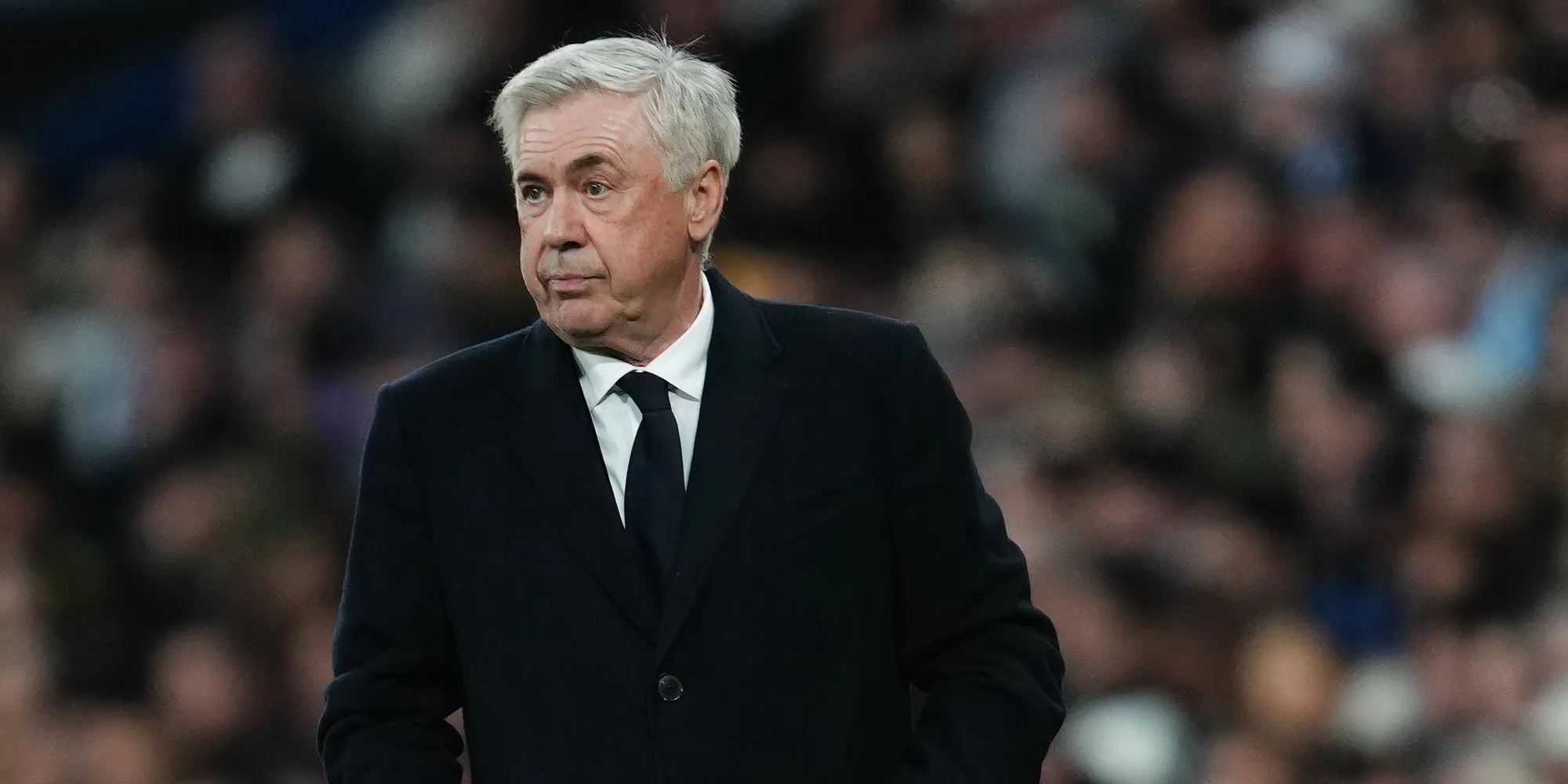 HLV Real Madrid Carlo Ancelotti đang chỉ đạo bên đường biên