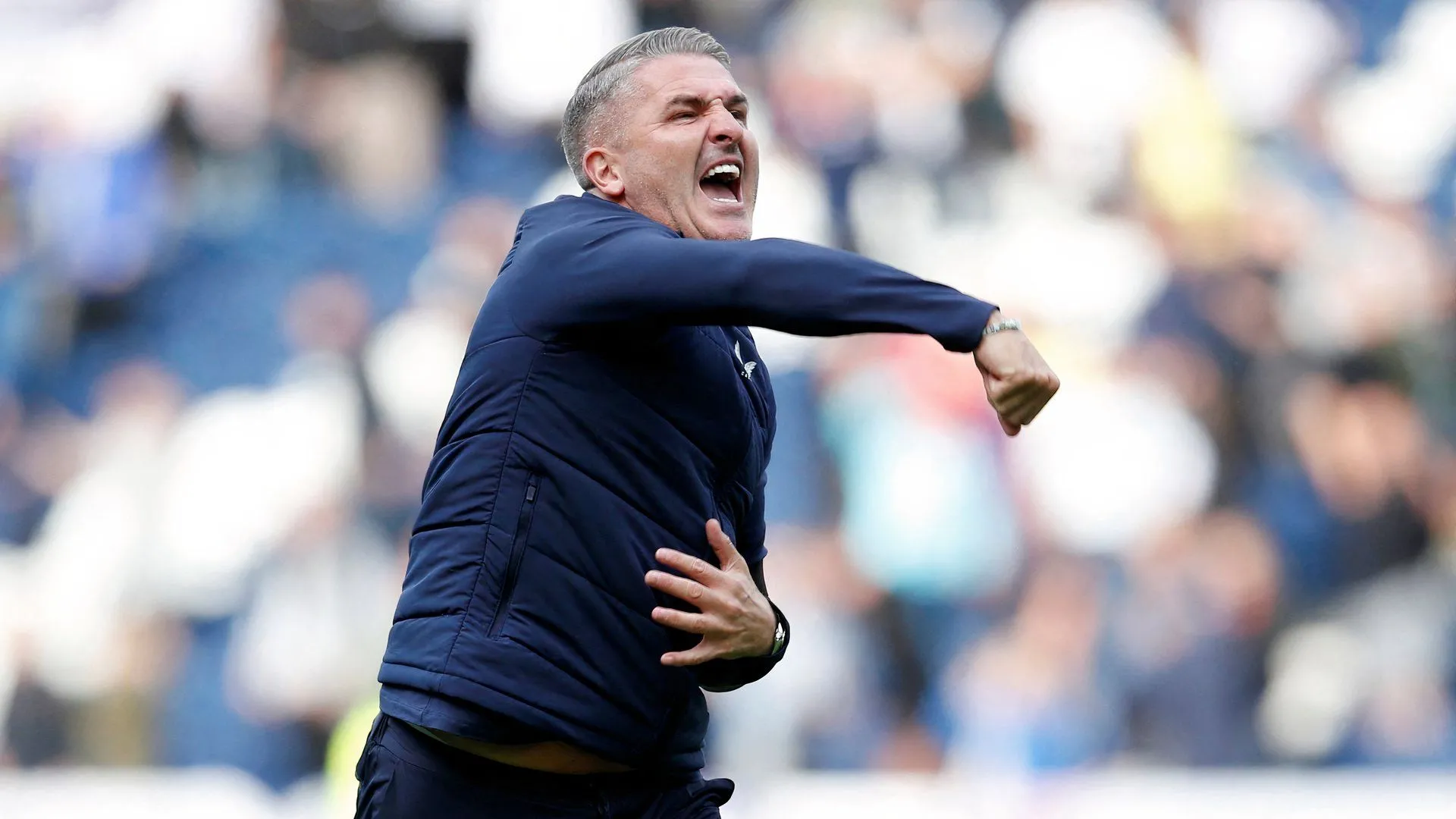 Huấn luyện viên Ryan Lowe của Wigan Athletic