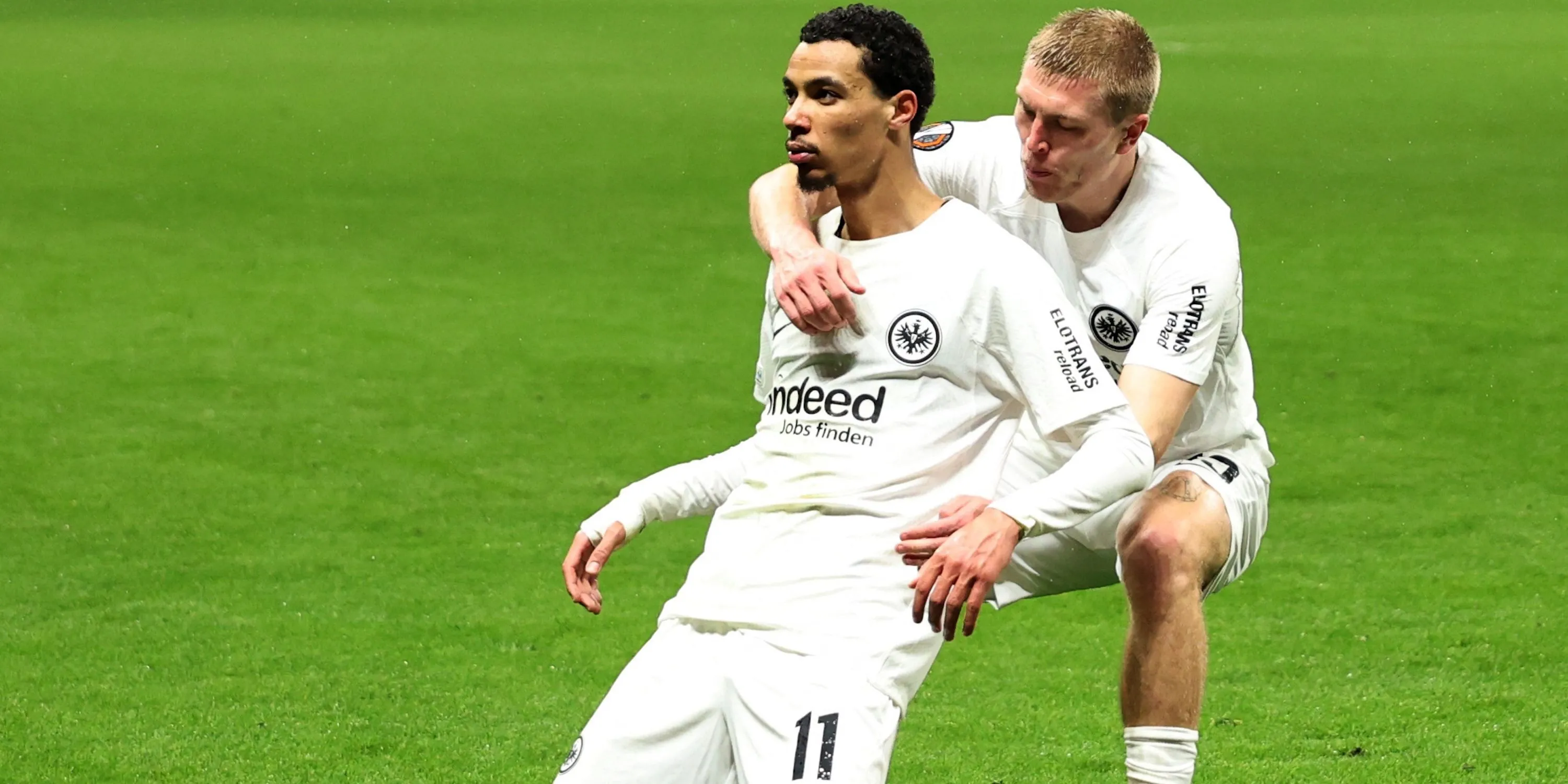 Hugo Ekitiké ăn mừng bàn thắng cho Eintracht Frankfurt trước khi so sánh với Sesko