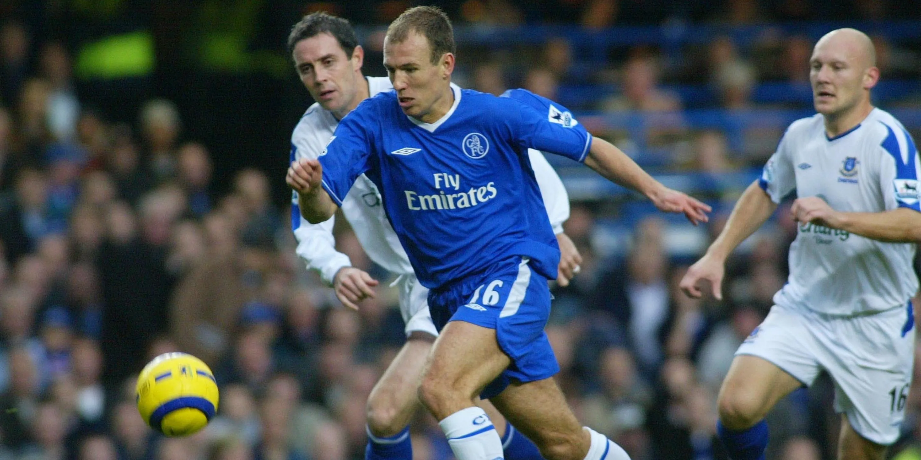 Huyền thoại Arjen Robben với pha đi bóng tốc độ quen thuộc khi còn khoác áo Chelsea.