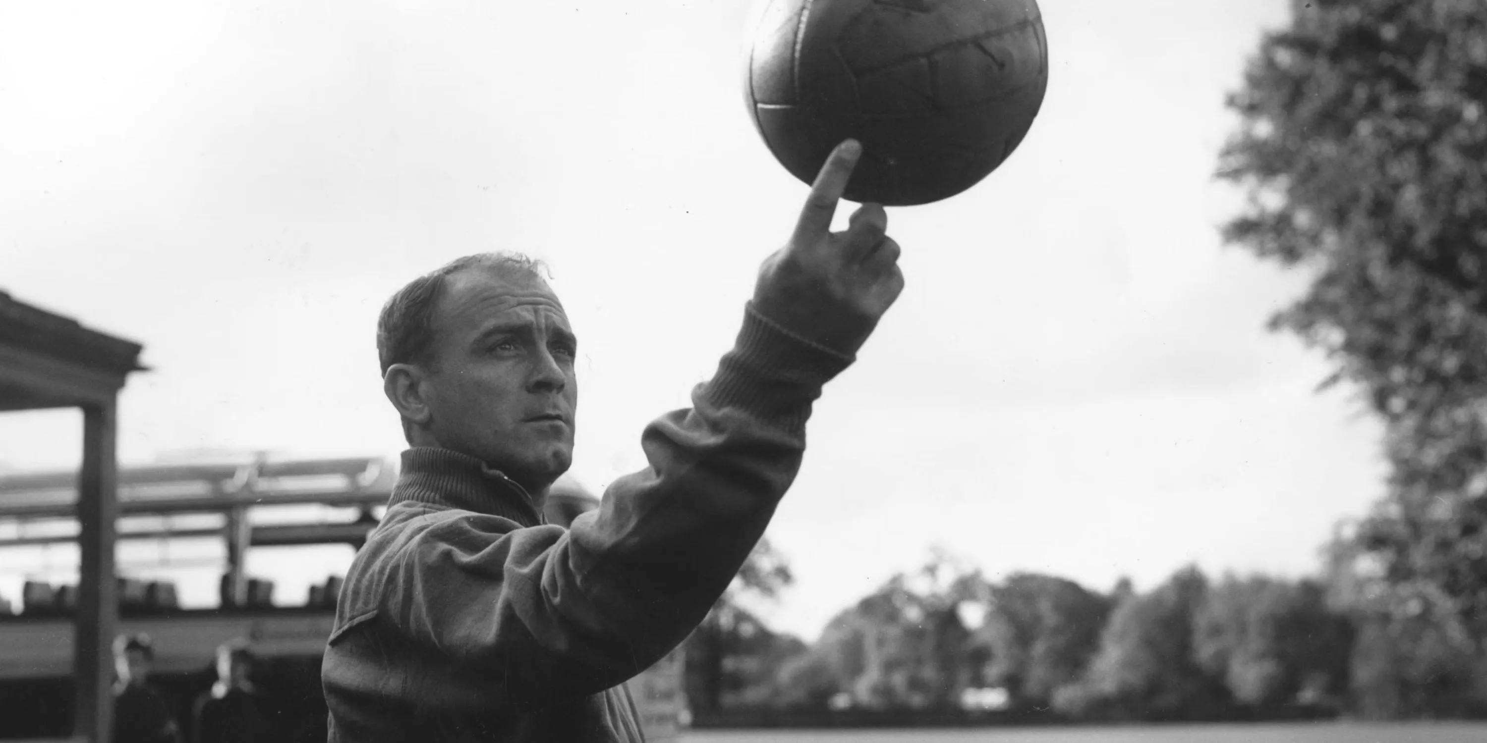 Huyền thoại vĩ đại Alfredo Di Stefano của Real Madrid cầm bóng trên sân