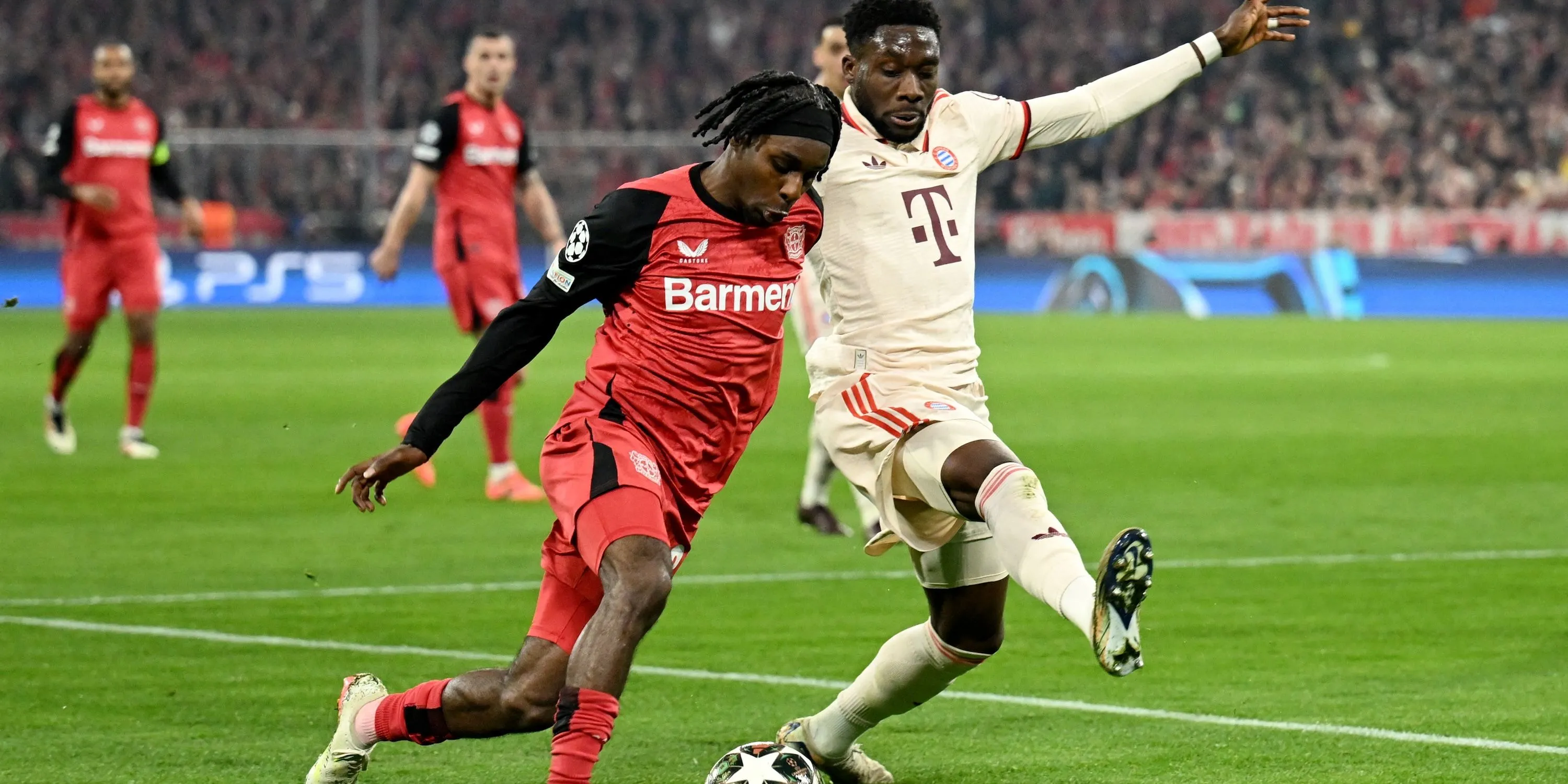 Jeremie Frimpong (phải) của Bayer Leverkusen tranh bóng quyết liệt với Alphonso Davies của Bayern Munich trong một trận đấu tại Bundesliga, cho thấy khả năng phòng ngự và tốc độ của mục tiêu Liverpool.