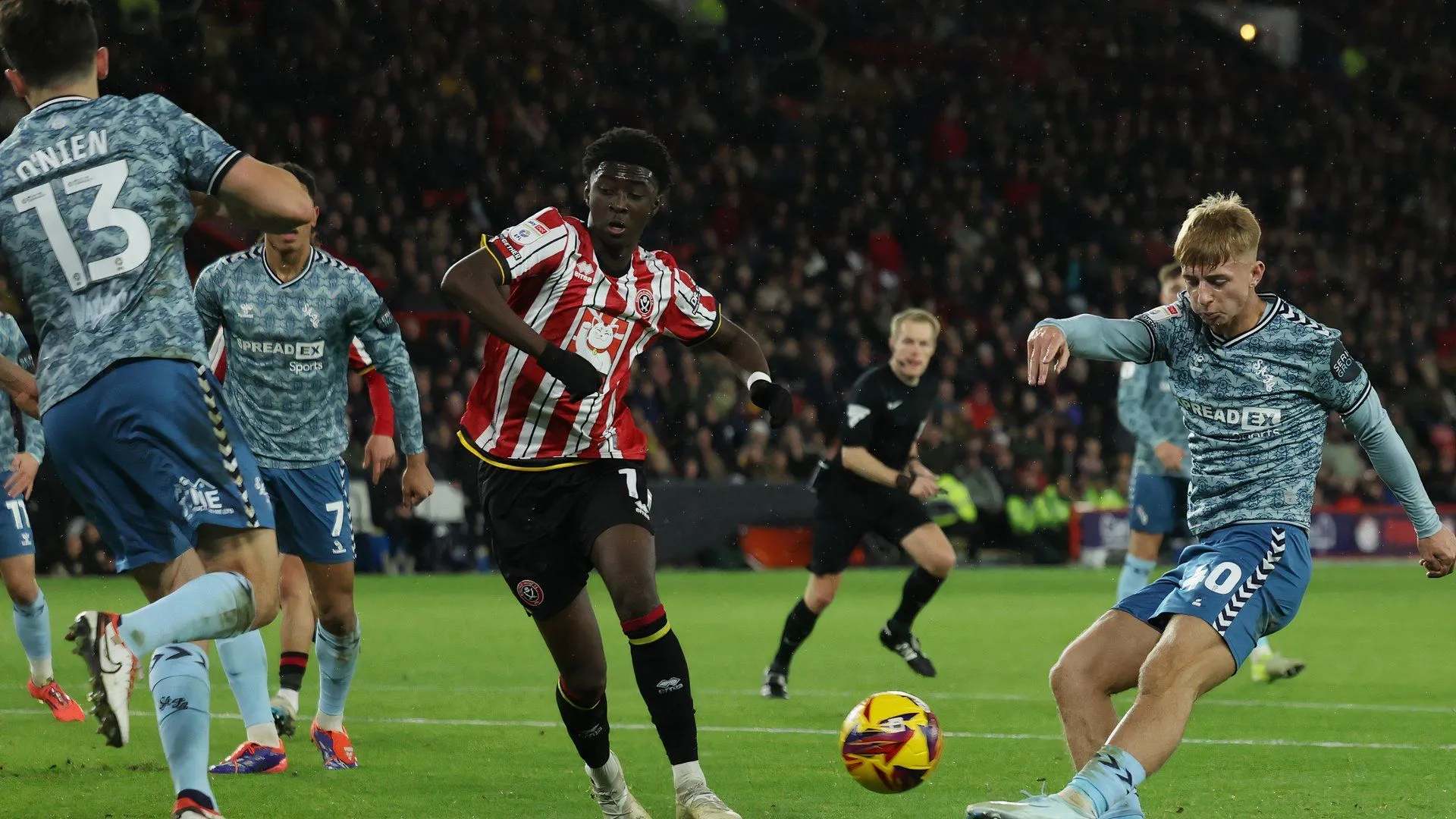 Jesurun Rak-Sakyi (phải) trong một pha tranh chấp khi khoác áo Sheffield United đối đầu Sunderland