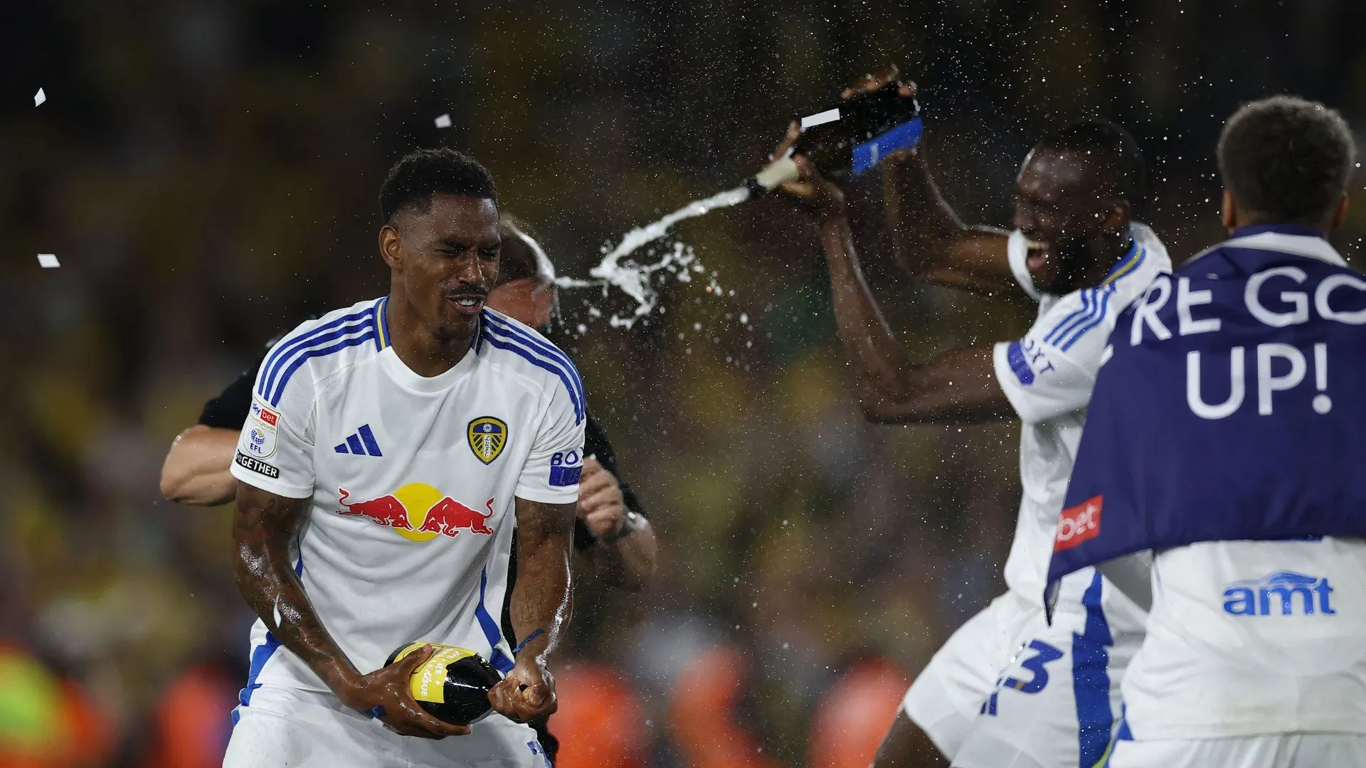 Junior Firpo ăn mừng cùng Leeds United tại Elland Road - Liệu có sang Serie A?