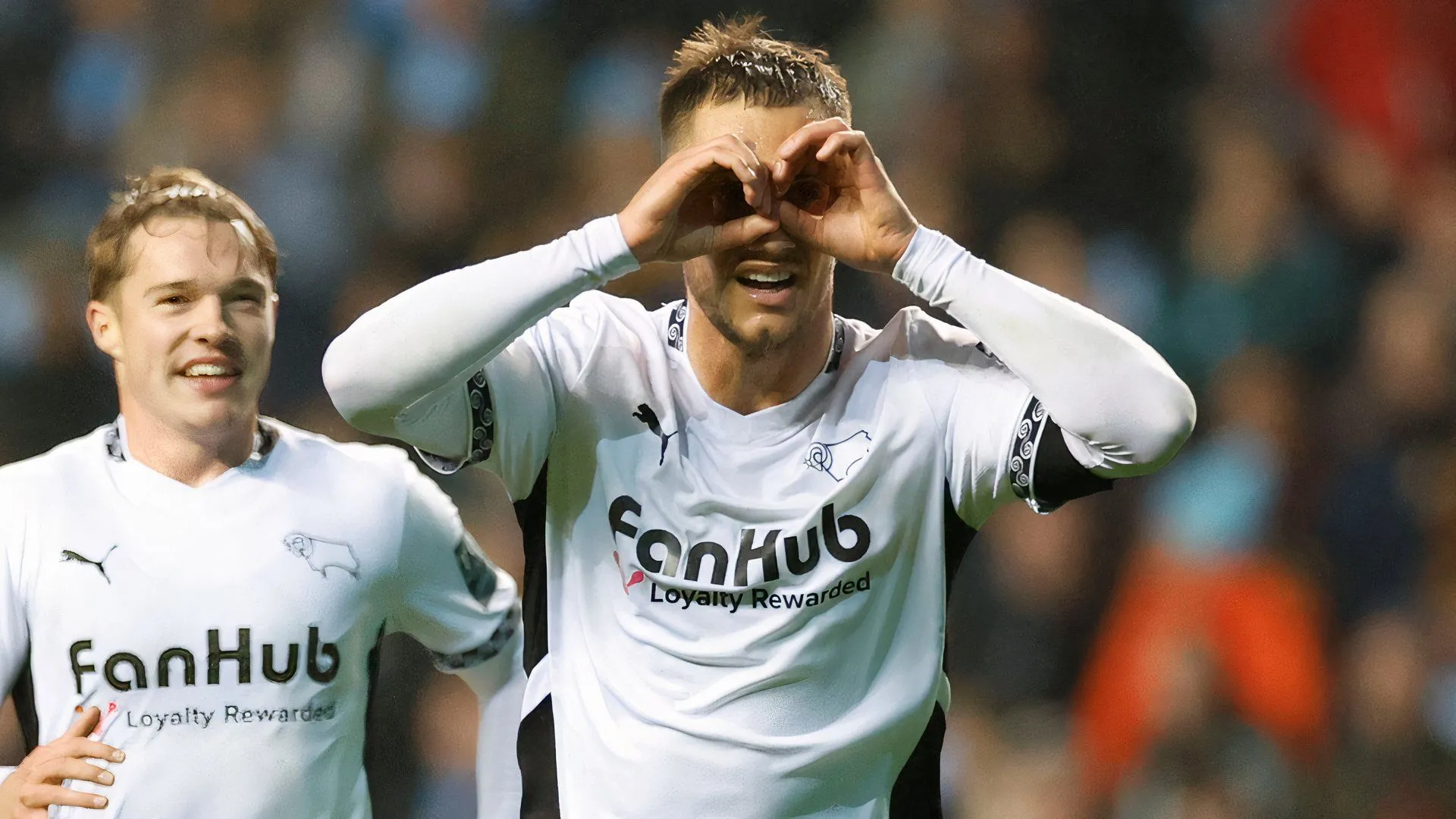 Khoảnh khắc tiền đạo Jerry Yates ghi bàn trong màu áo Derby County