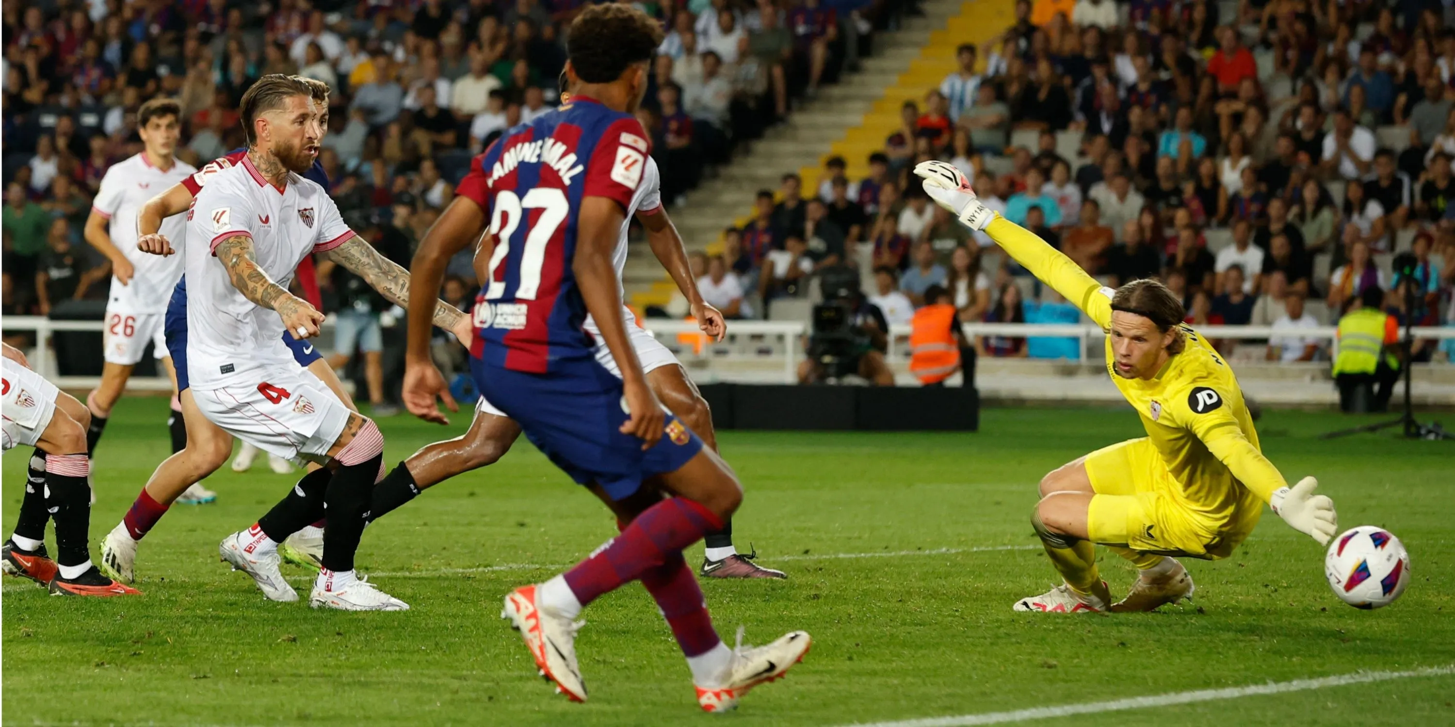 Lamine Yamal trong trận ra mắt Champions League của Barcelona