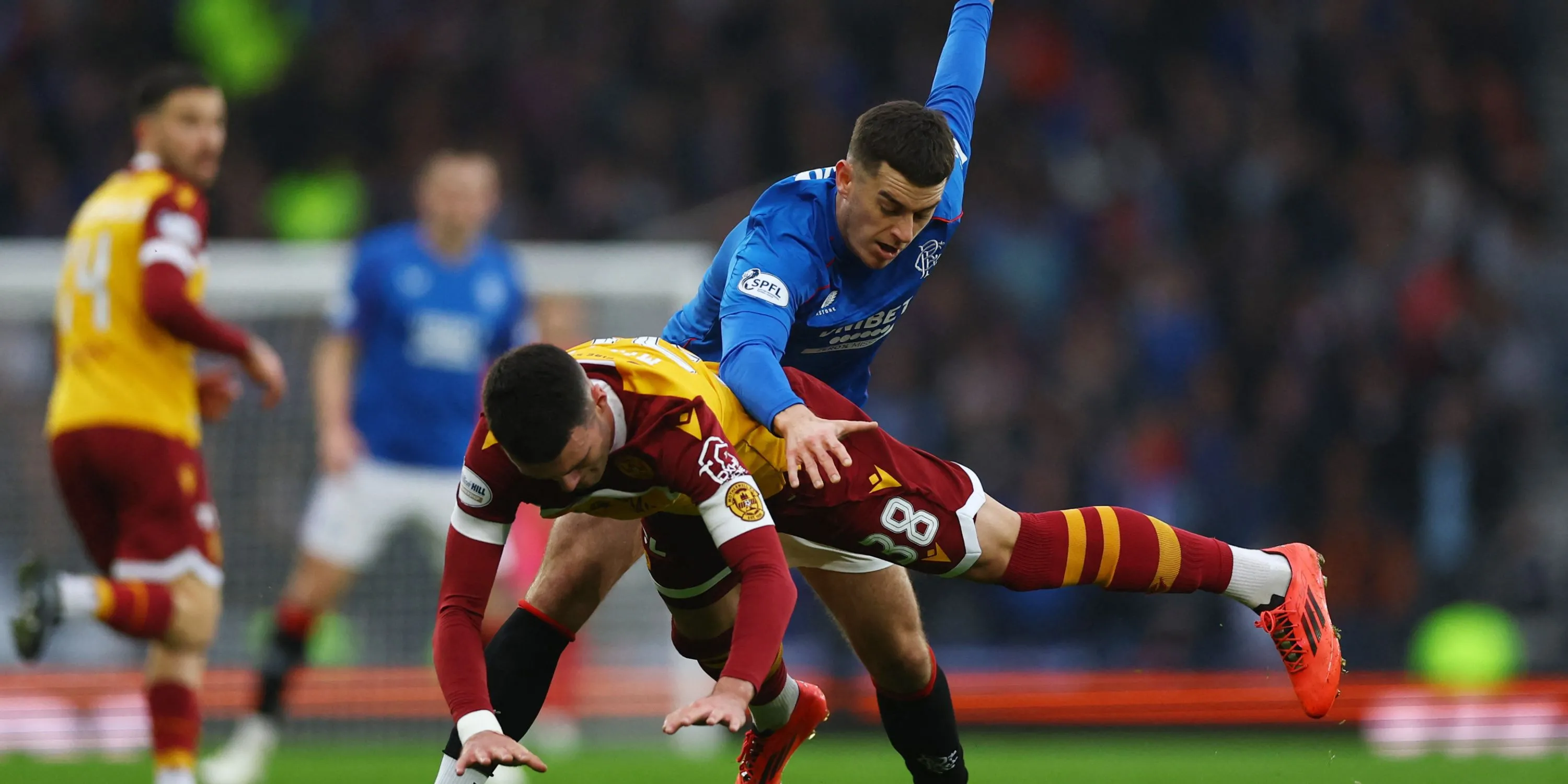 Lennon Miller của Motherwell trong trận đấu với Rangers