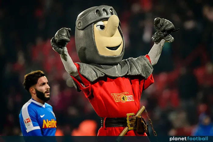 Linh vật của FC Union Berlin cầm một cây chùy có gai
