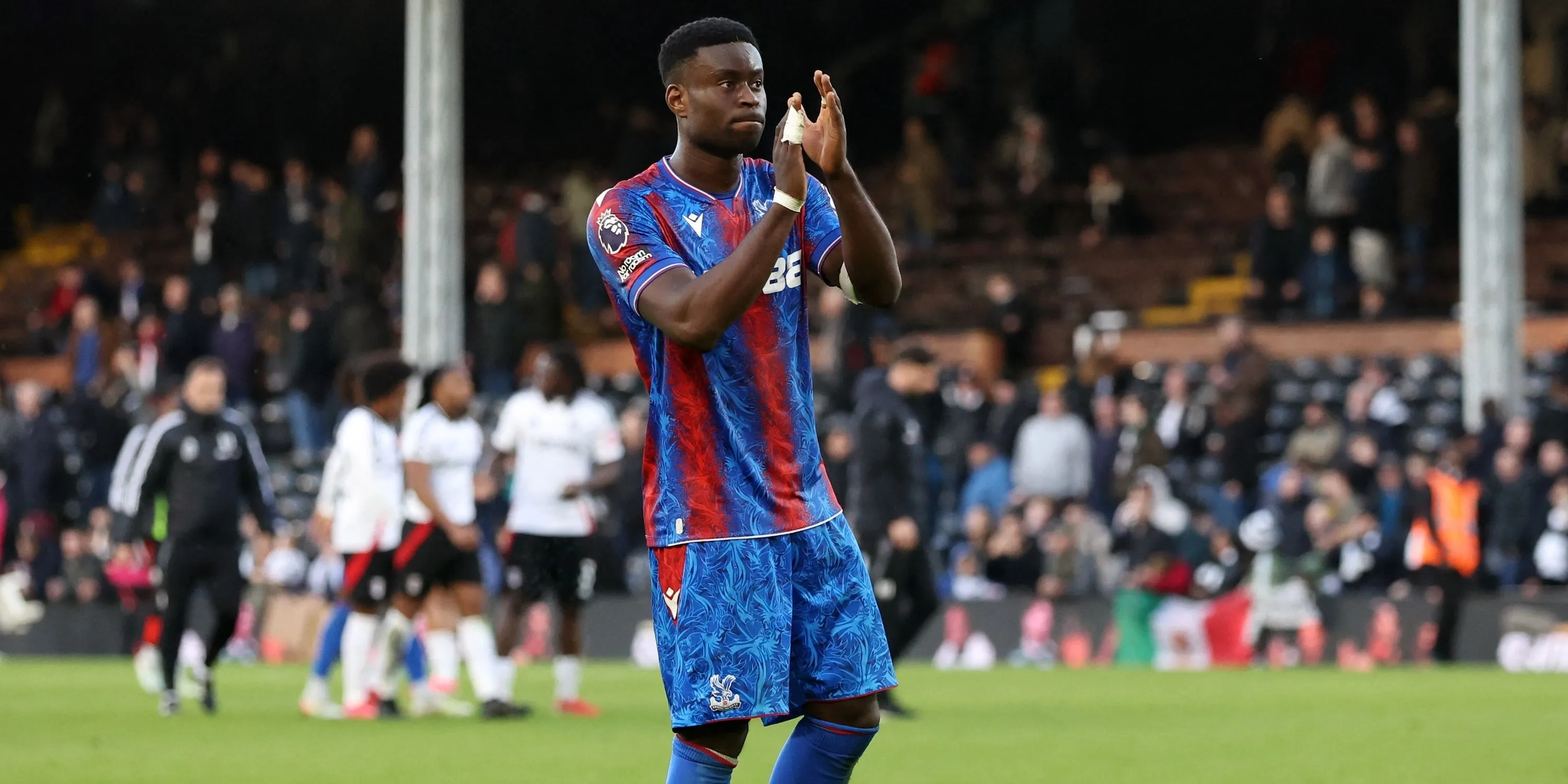 Marc Guehi ăn mừng sau trận đấu trong màu áo Crystal Palace