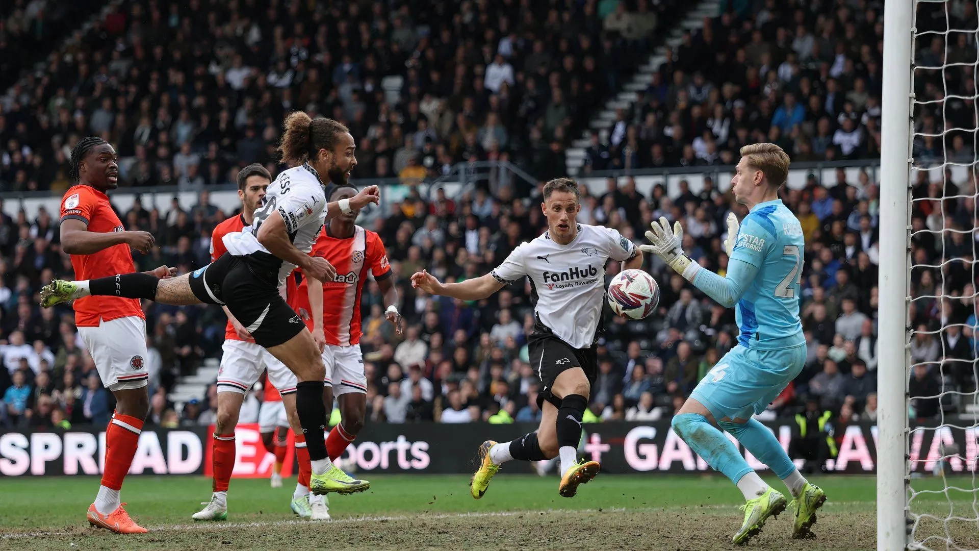 Marcus Harness của Derby County trong một pha tranh chấp với cầu thủ Luton Town tại Championship
