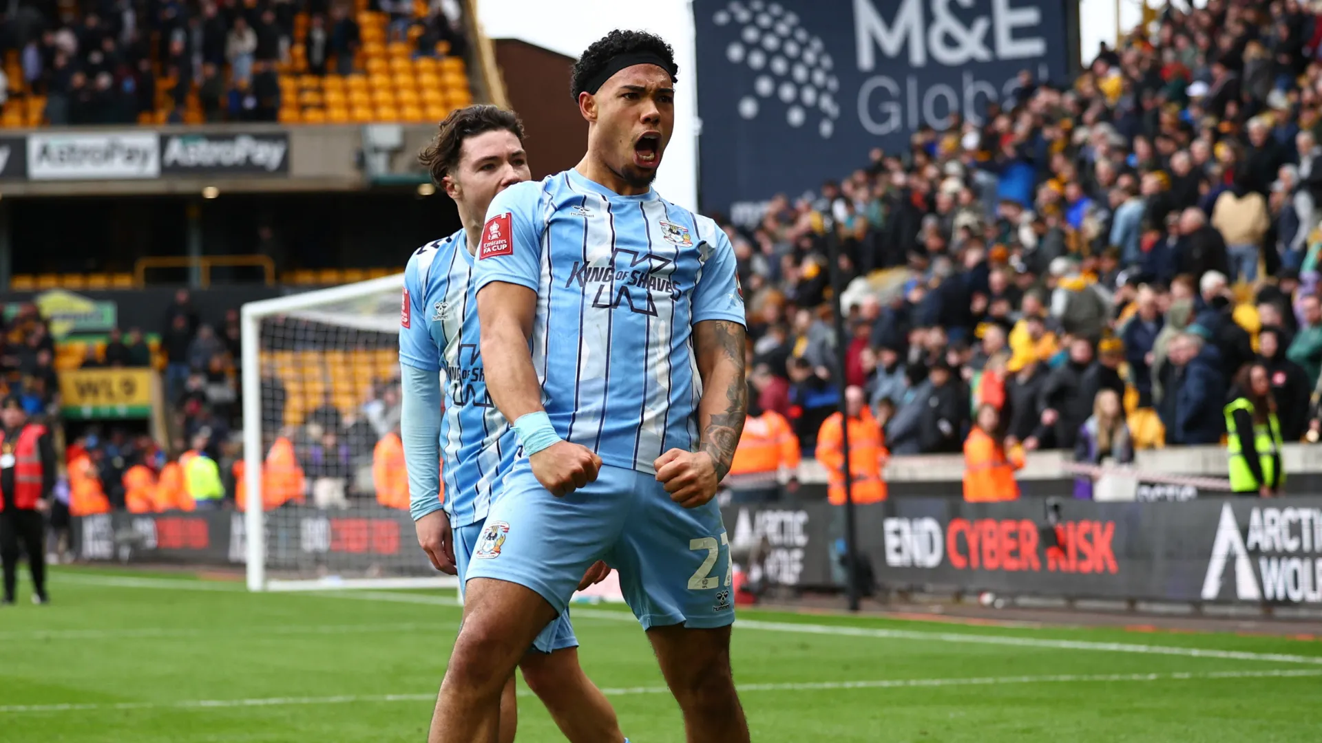 Milan van Ewijk trong một pha tranh chấp bóng cho Coventry City