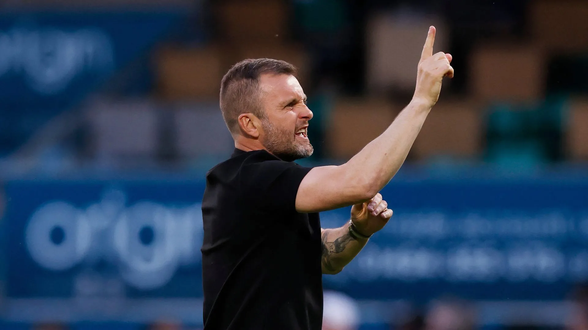 Nathan Jones chỉ dẫn người hâm mộ Charlton Athletic