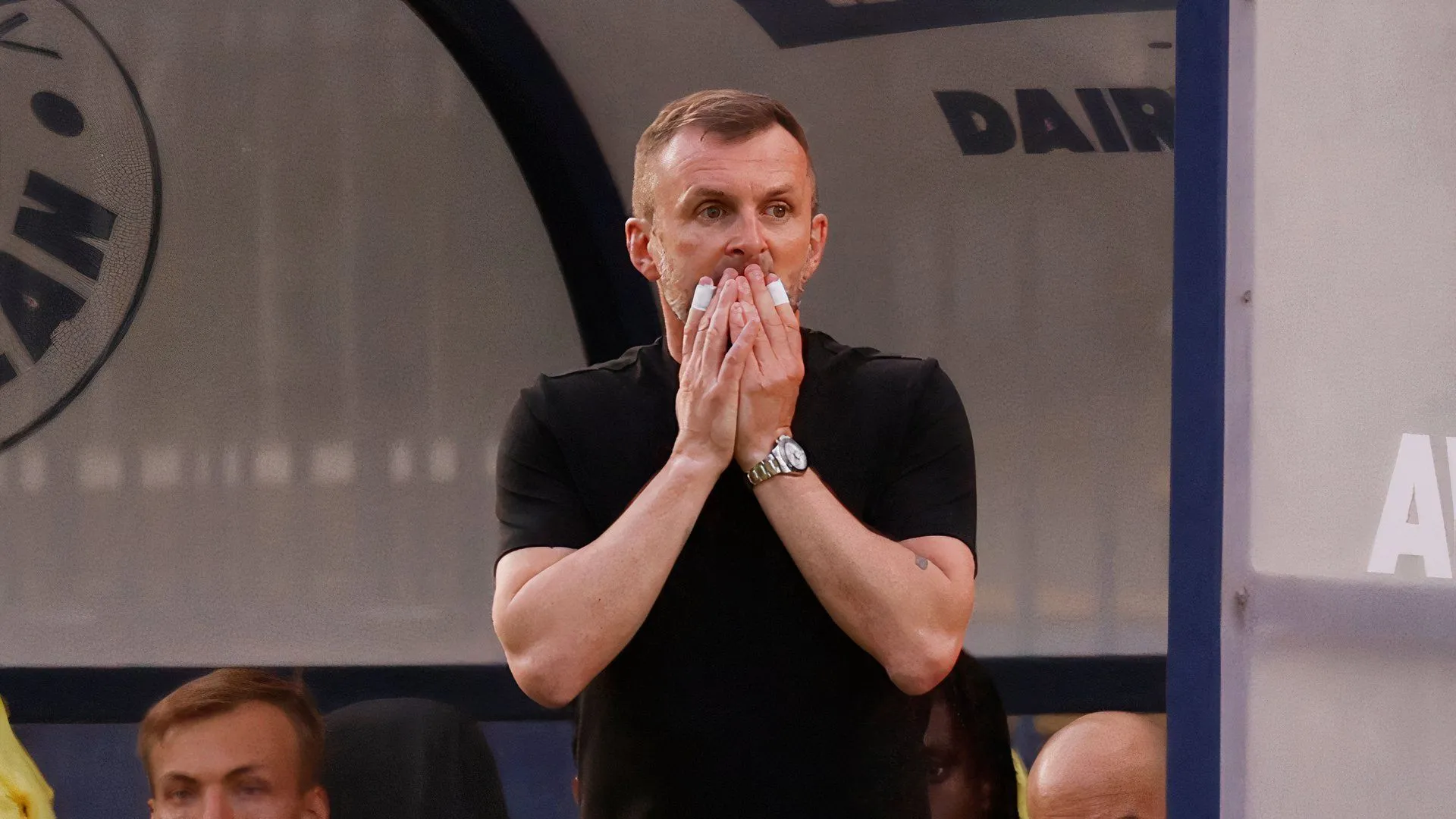 Nathan Jones chỉ đạo trong trận Charlton v Wycombe