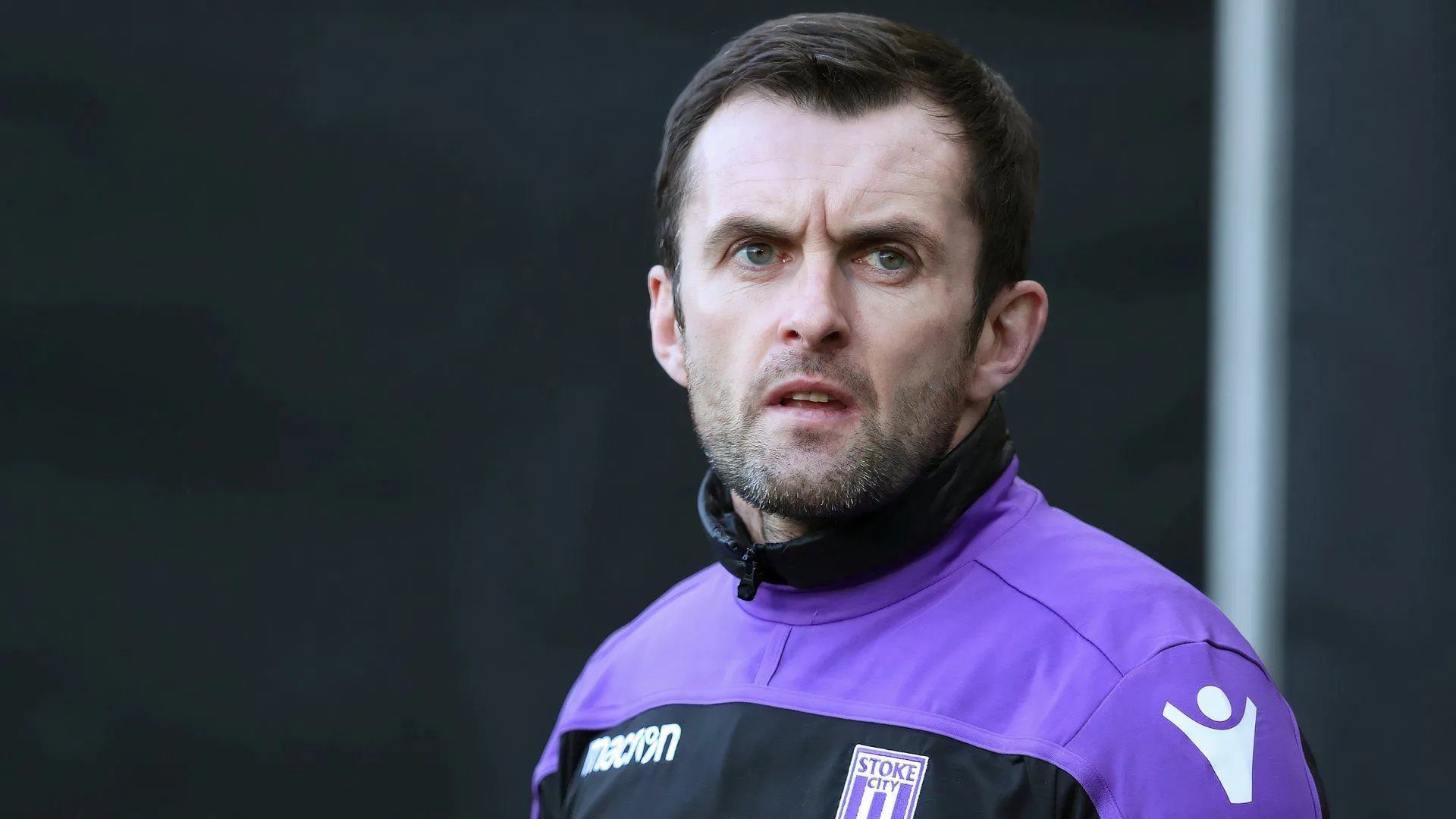 Nathan Jones khi còn dẫn dắt Stoke City