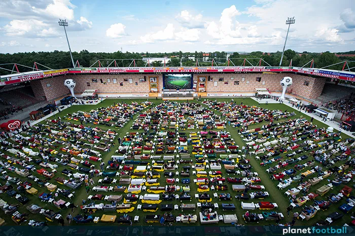 Người hâm mộ FC Union Berlin xem World Cup trên sân nhà với ghế sofa của họ