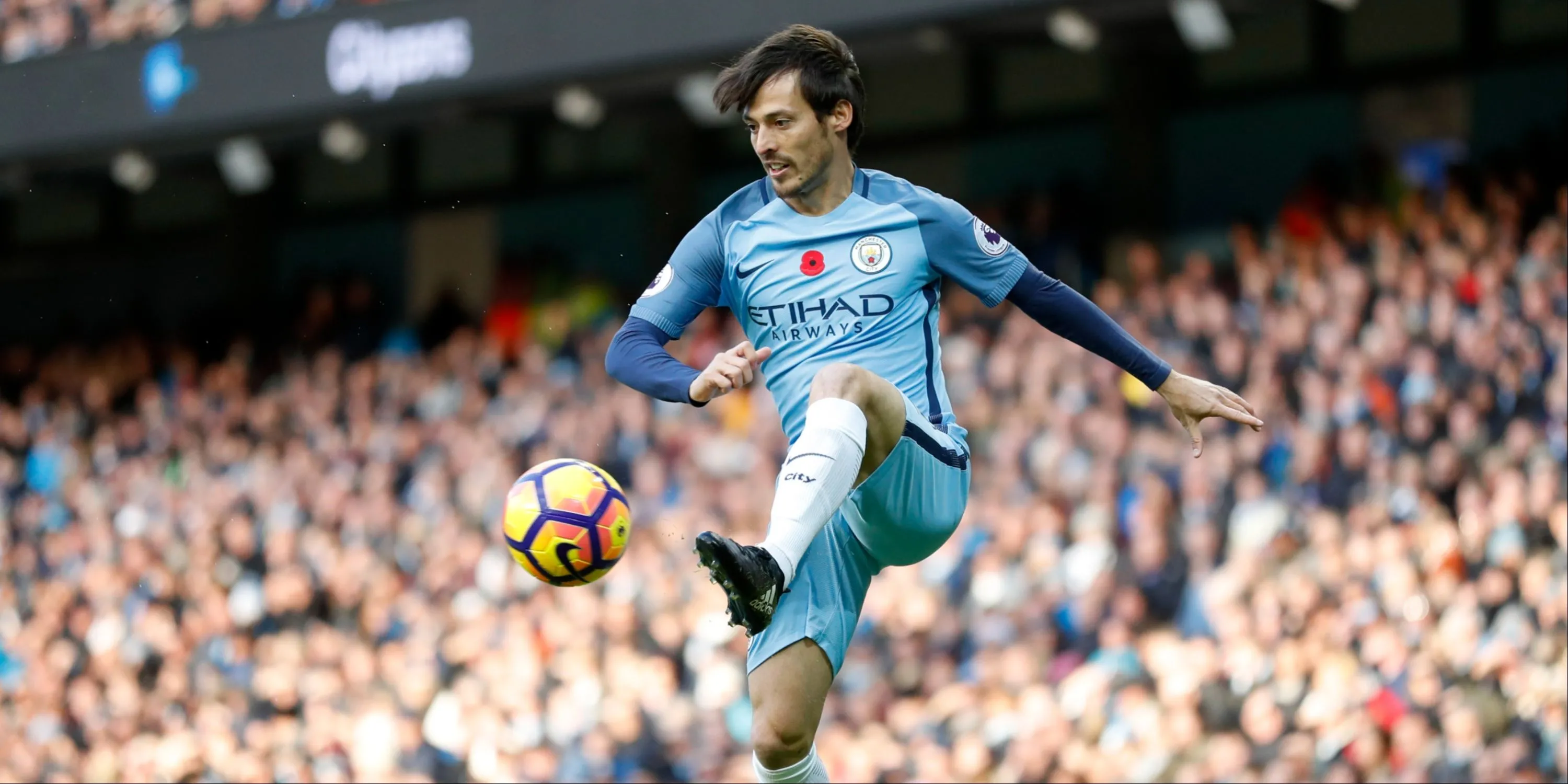 Nhạc trưởng David Silva ăn mừng bàn thắng cùng Manchester City