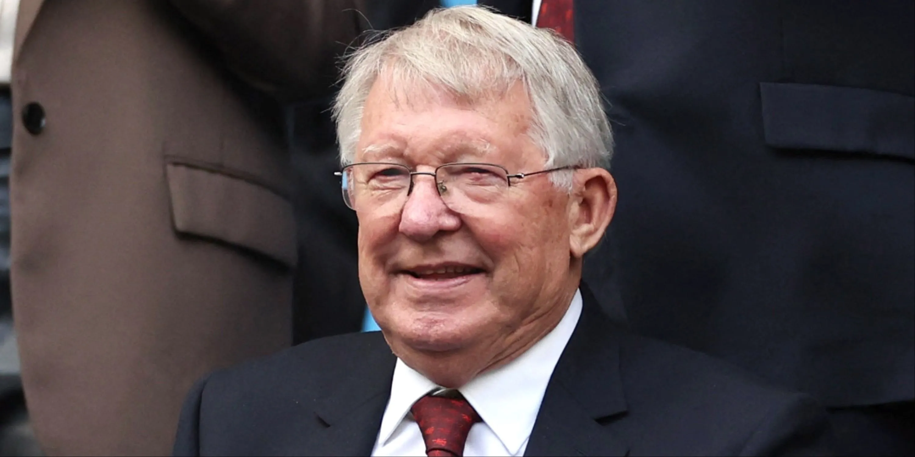 Sir Alex Ferguson, HLV vĩ đại nhất lịch sử Man Utd, mỉm cười