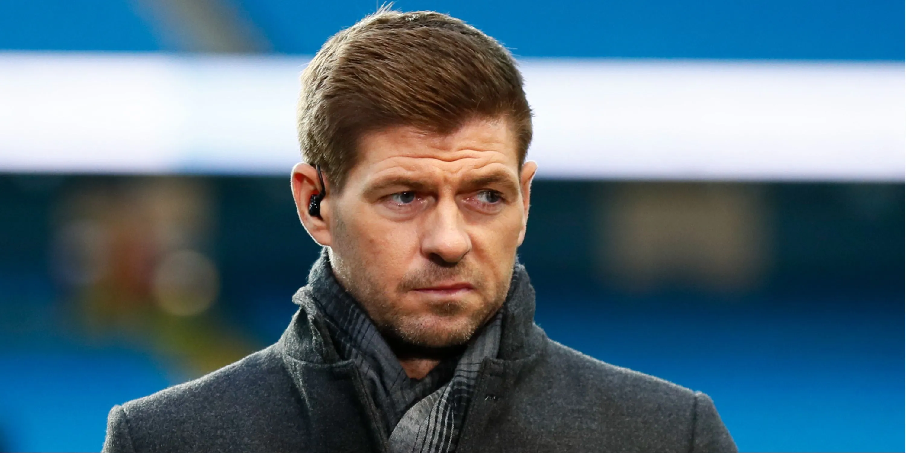 Steven Gerrard trong vai trò HLV, vẻ mặt tập trung