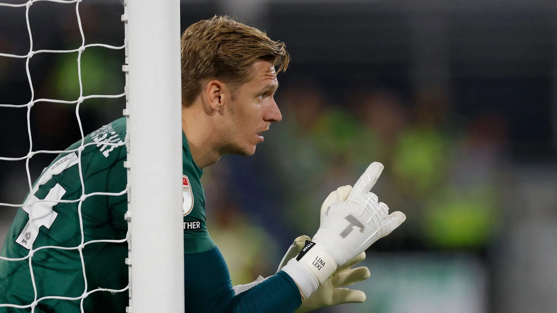 Thủ môn Thomas Kaminski trong một trận đấu cho Luton Town