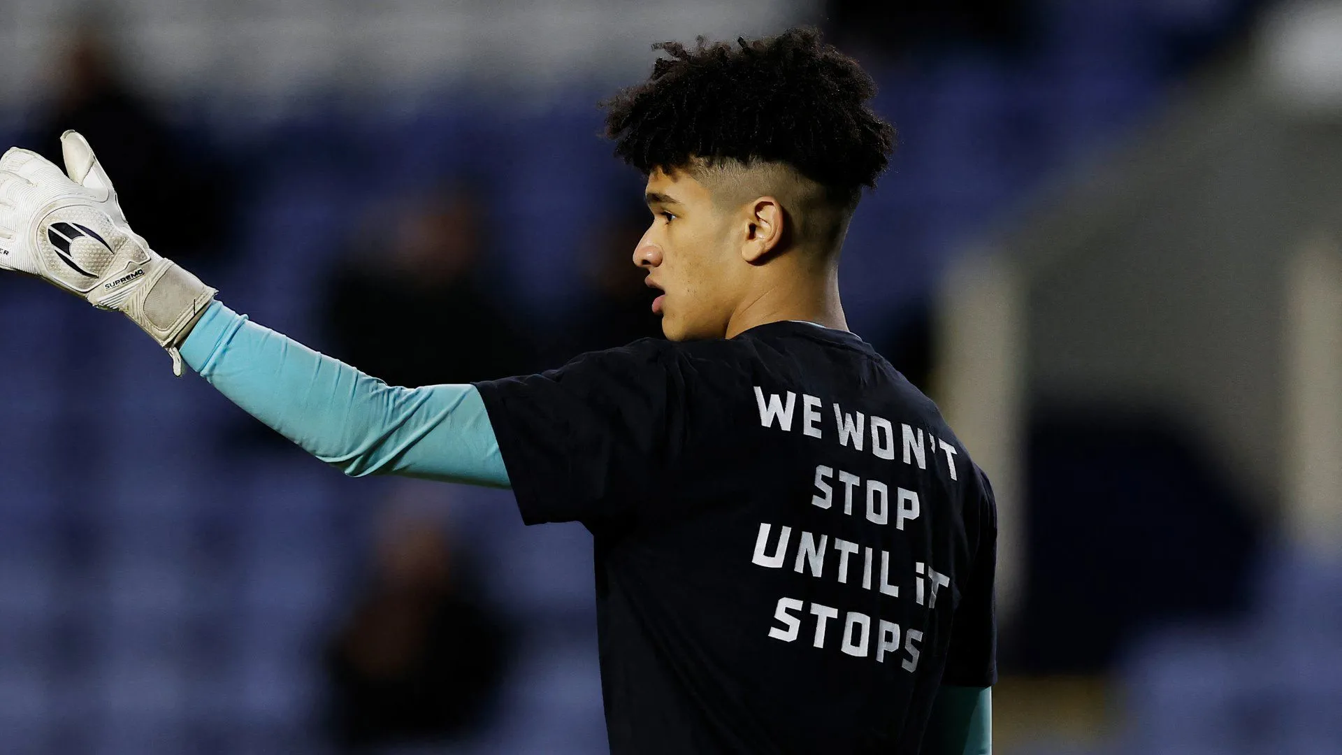 Thủ môn trẻ Pierce Charles của Sheffield Wednesday