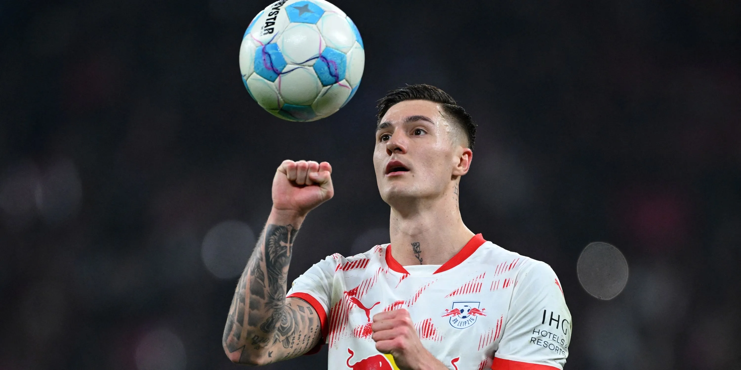 Tiền đạo Benjamin Sesko của RB Leipzig tập trung trước chấm phạt đền