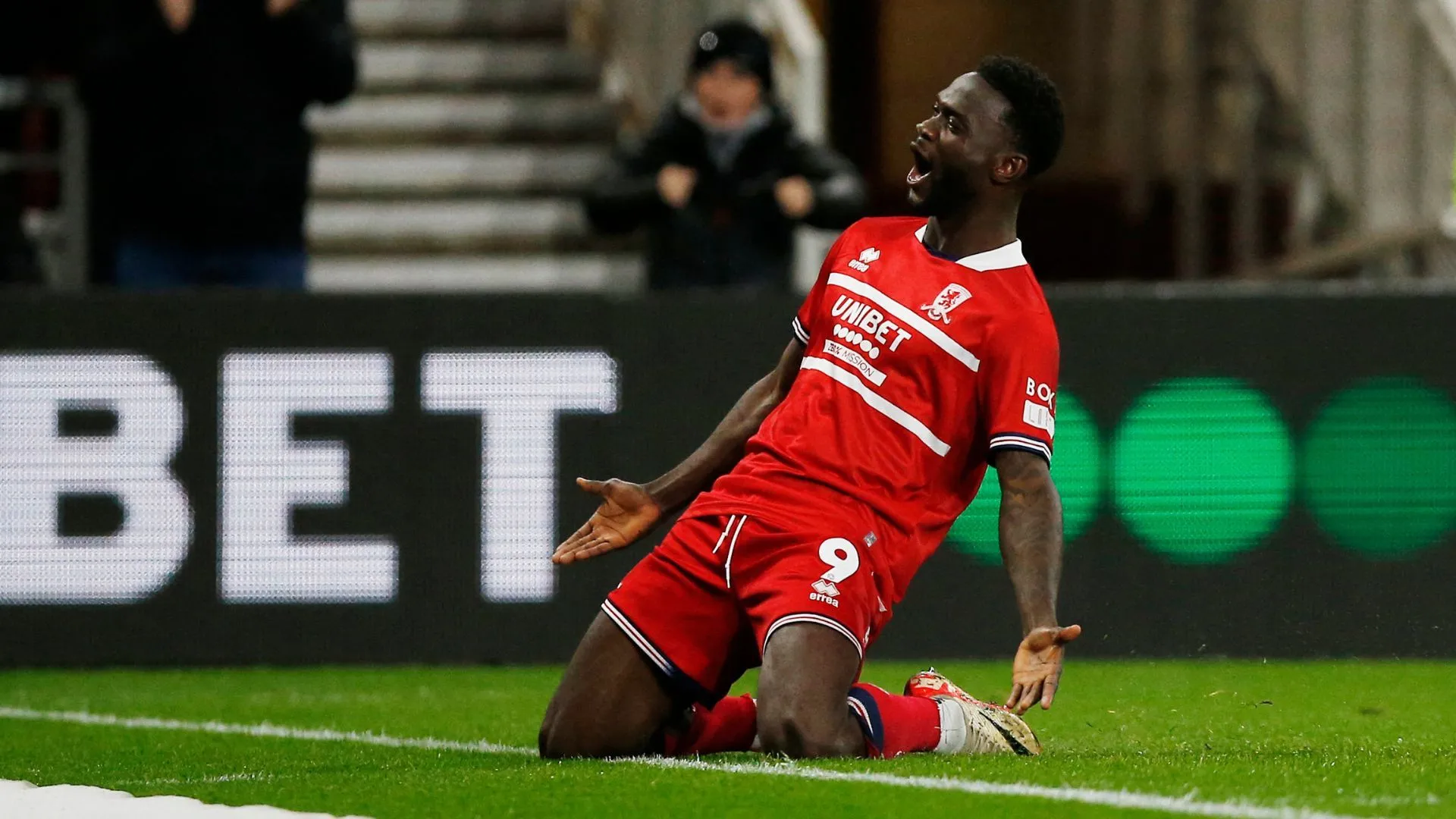 Tiền đạo Emmanuel Latte Lath của Middlesbrough trong trận đấu với Leeds United