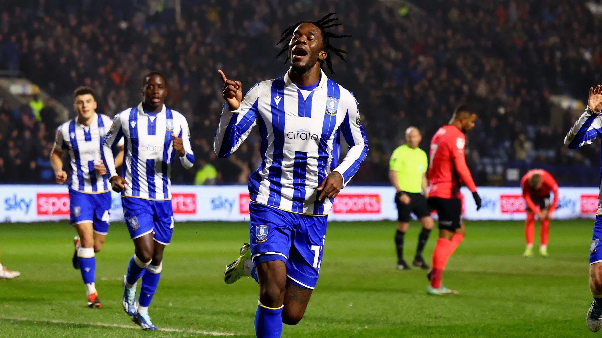Tiền đạo Ike Ugbo trong trận đấu của Sheffield Wednesday