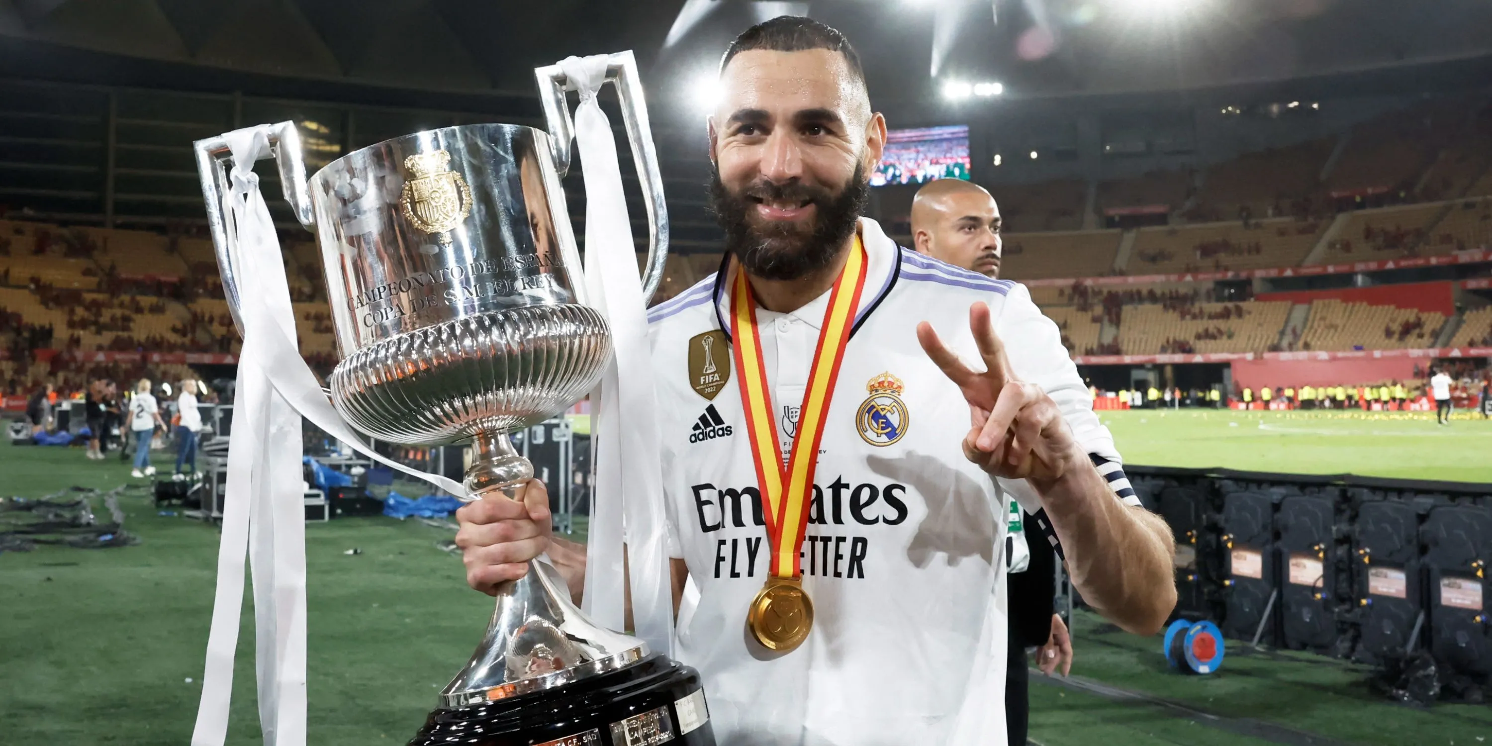 Tiền đạo Karim Benzema thi đấu cho Real Madrid trong cuộc đối đầu kinh điển với Barcelona