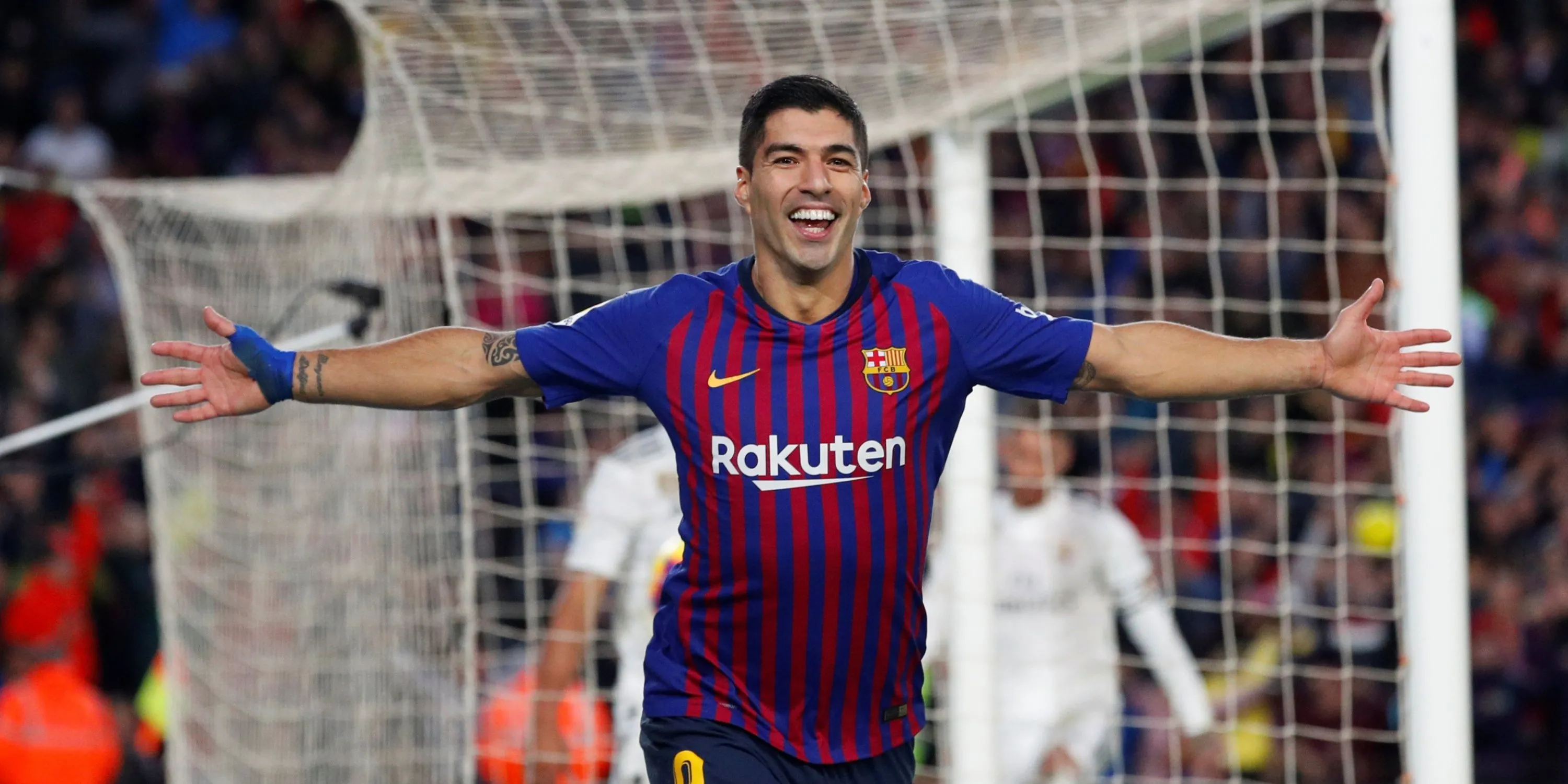 Tiền đạo Luis Suarez ăn mừng bàn thắng cho Barcelona trong một trận El Clasico