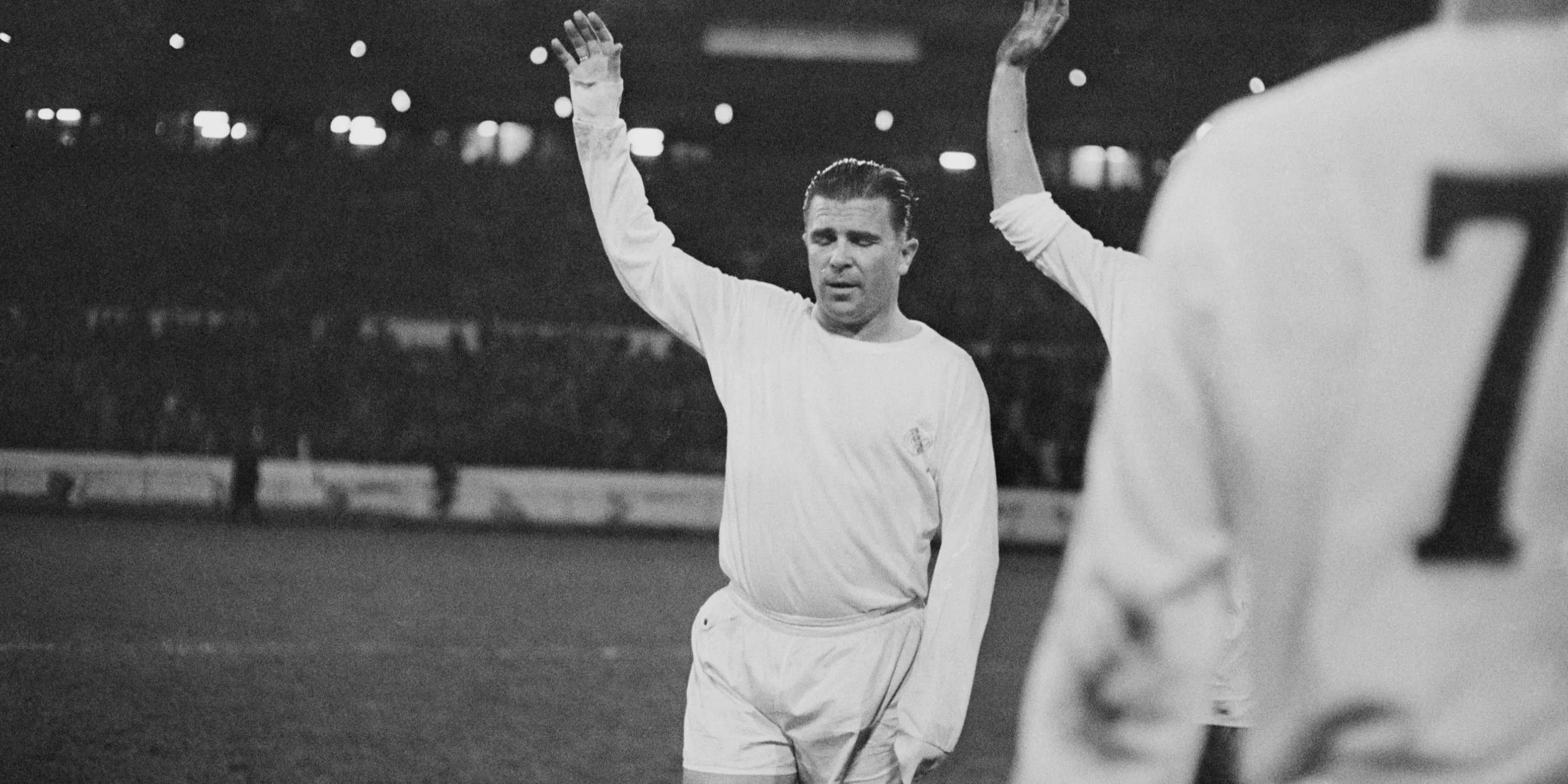 Tiền đạo người Hungary Ferenc Puskas vẫy chào khi khoác áo Real Madrid